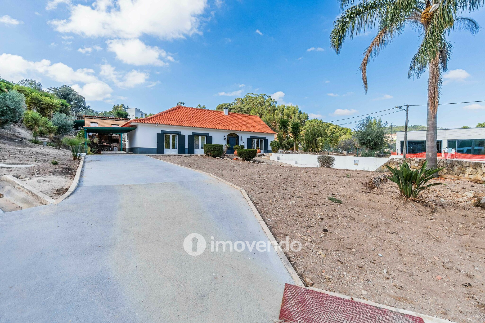 Quinta T3 isolada, com 14.500m² de terreno e piscina, em Loures