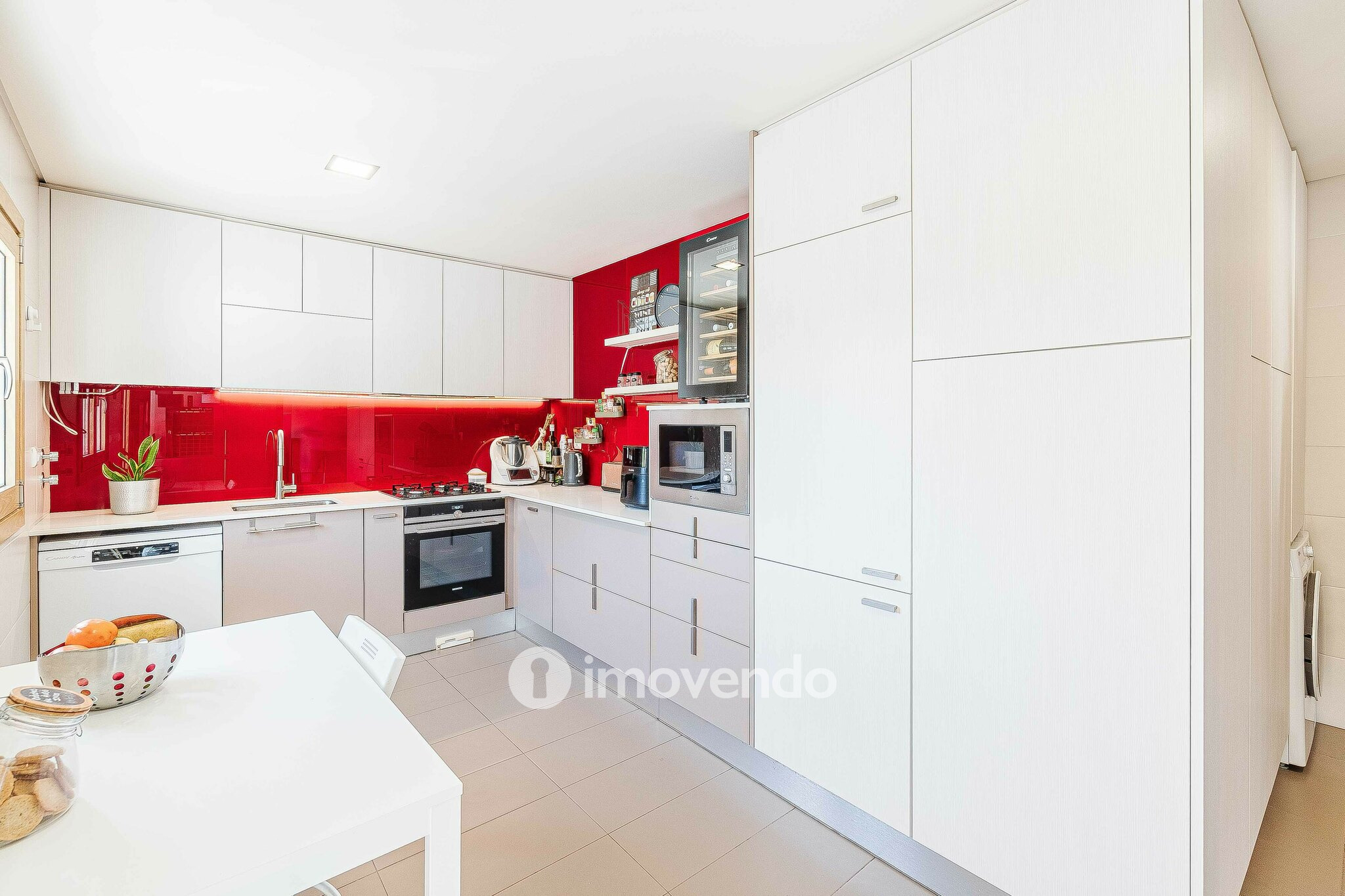 Apartamento T3 com garagem e cozinha equipada, em Alverca
