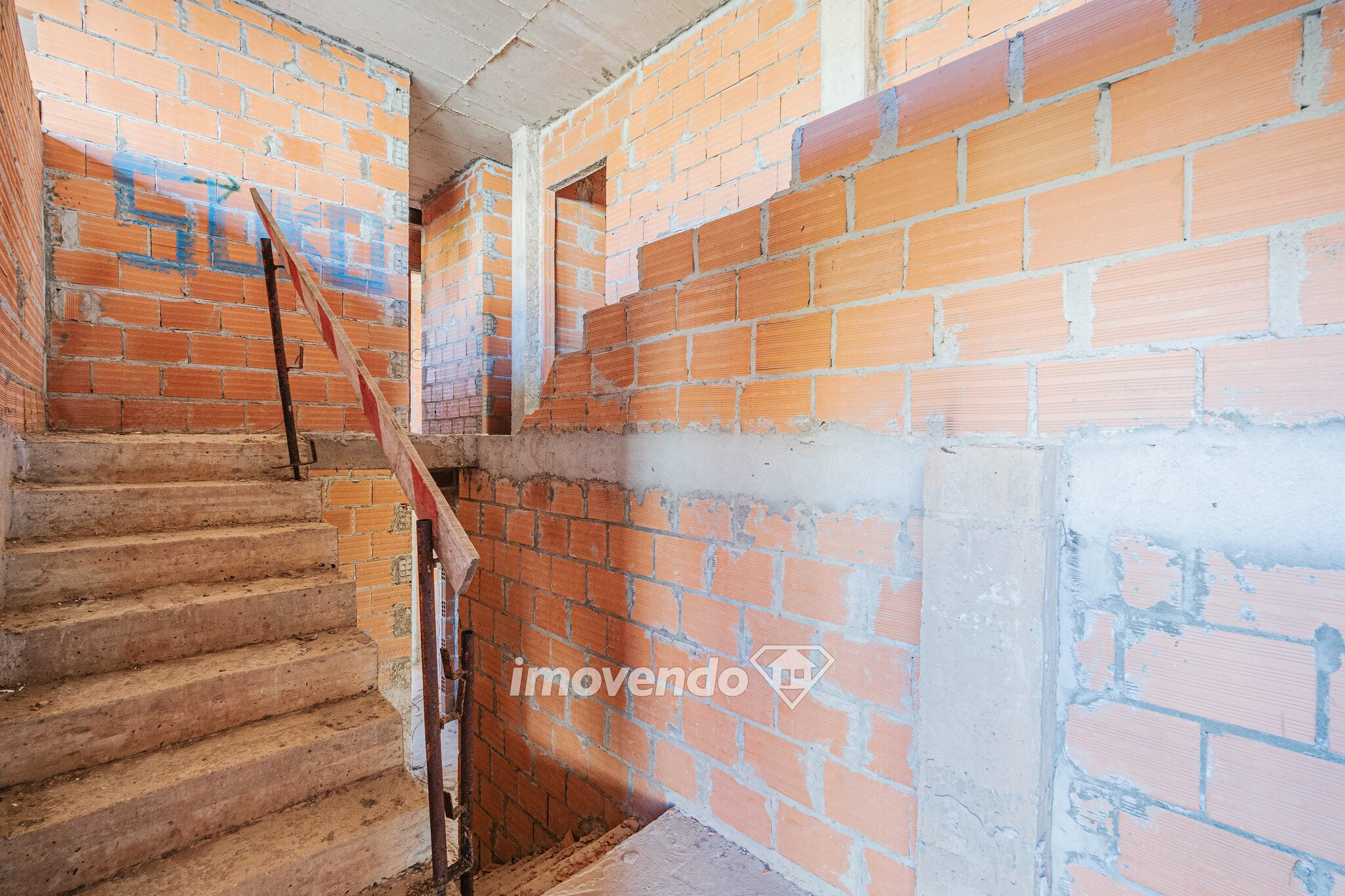 Terreno Urbano com 808m2, próximo do Tagus Park e Fábrica da Pólvora