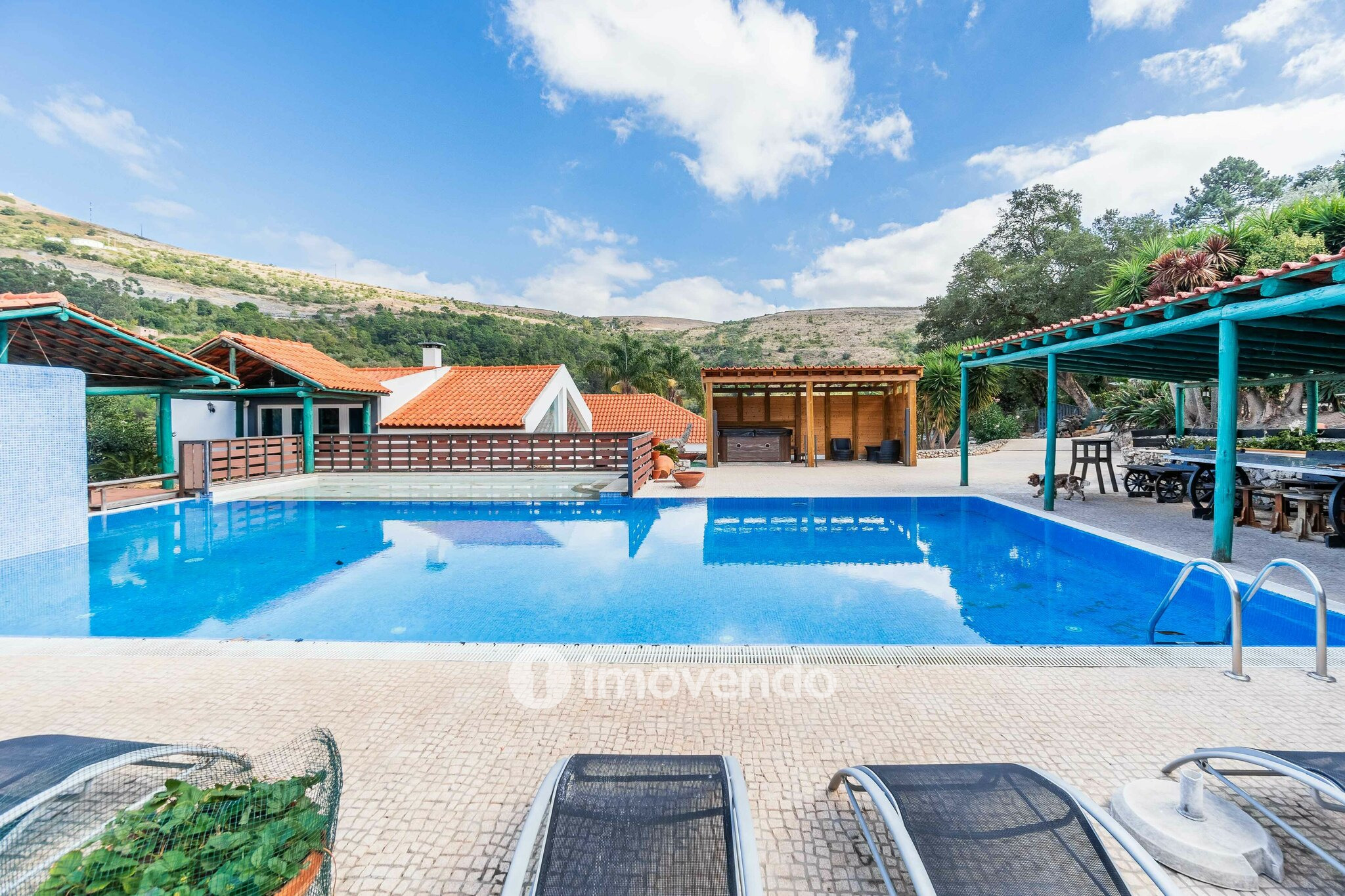 Quinta T3 isolada, com 14.500m² de terreno e piscina, em Loures