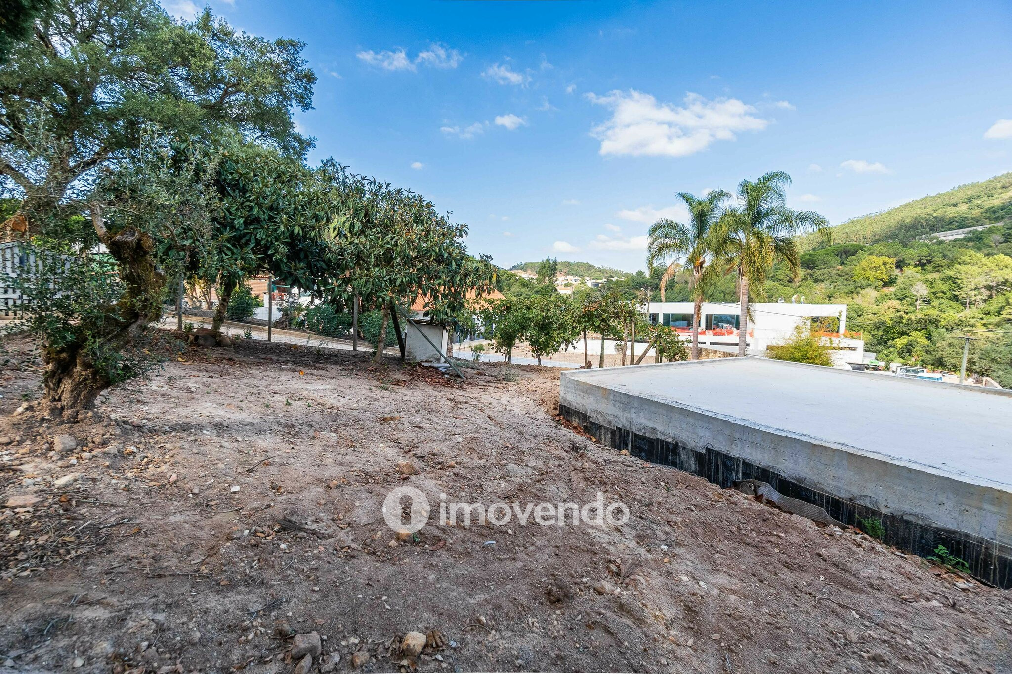 Quinta T3 isolada, com 14.500m² de terreno e piscina, em Loures
