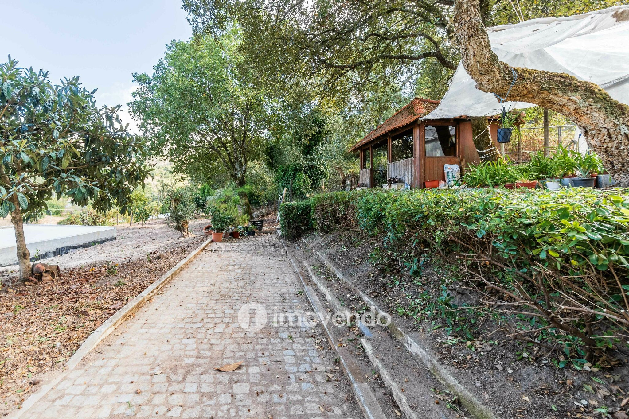 Quinta T3 isolada, com 14.500m² de terreno e piscina, em Loures