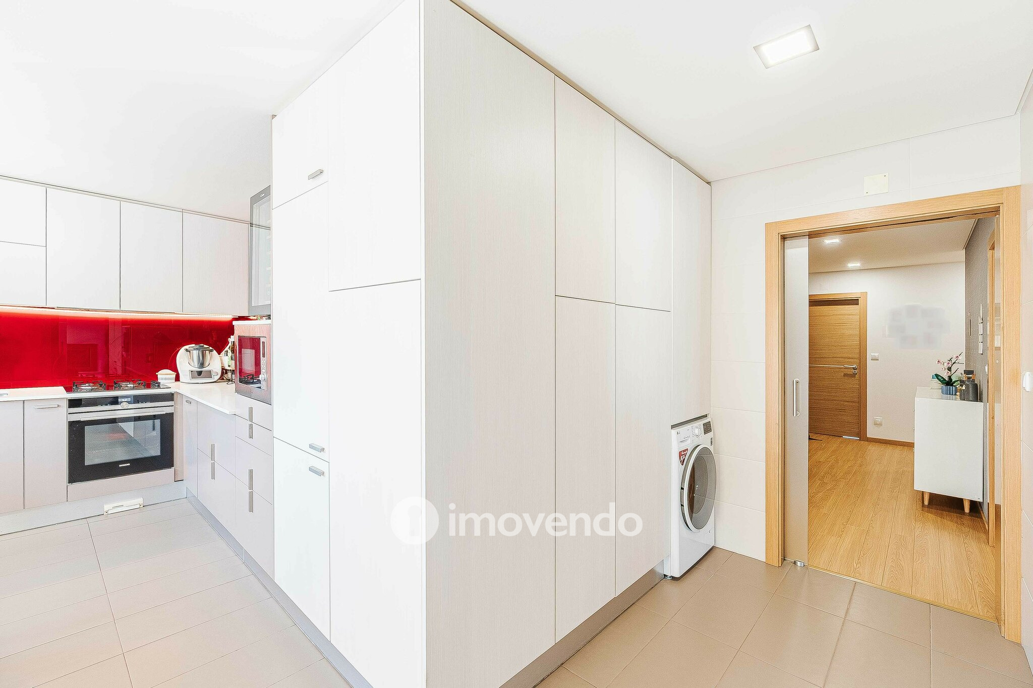 Apartamento T3 com garagem e cozinha equipada, em Alverca