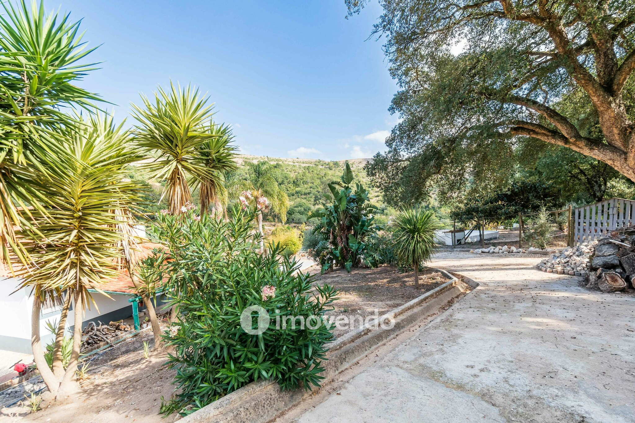 Quinta T3 isolada, com 14.500m² de terreno e piscina, em Loures