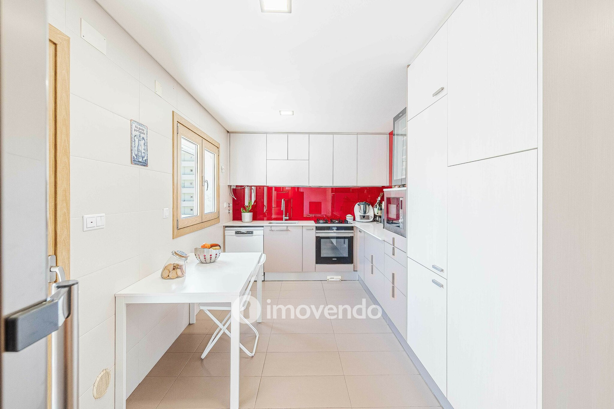 Apartamento T3 com garagem e cozinha equipada, em Alverca