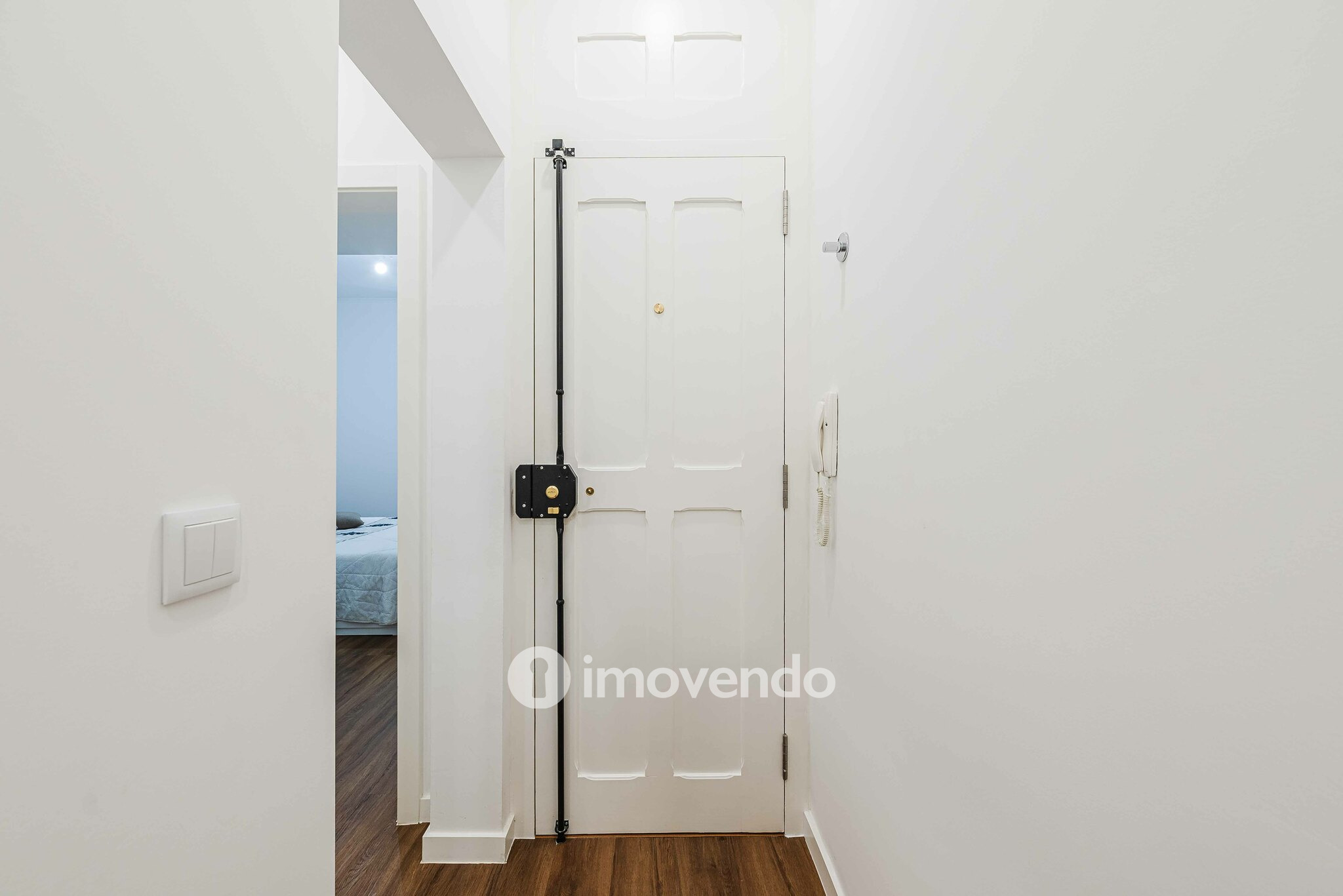 Apartamento T2 remodelado, com pátio e cozinha equipada, em Lisboa