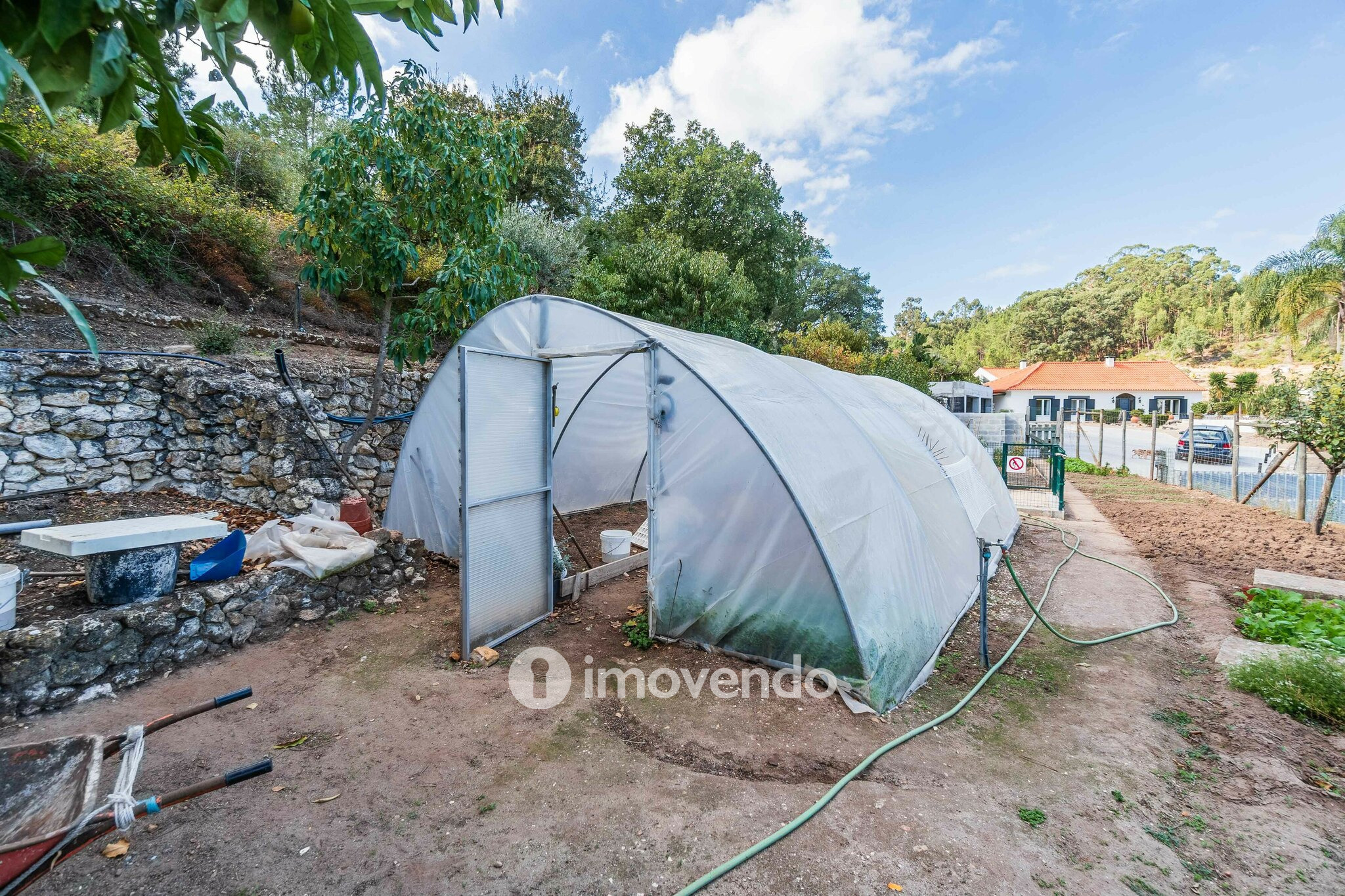 Quinta T3 isolada, com 14.500m² de terreno e piscina, em Loures