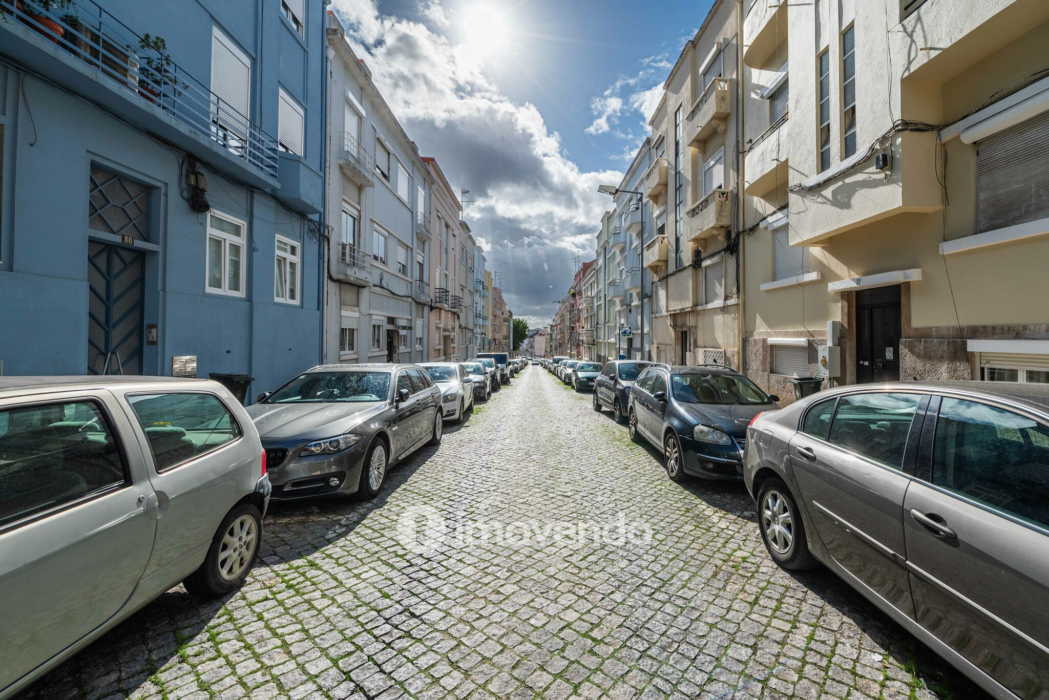 Apartamento T2 remodelado, com pátio e cozinha equipada, em Lisboa