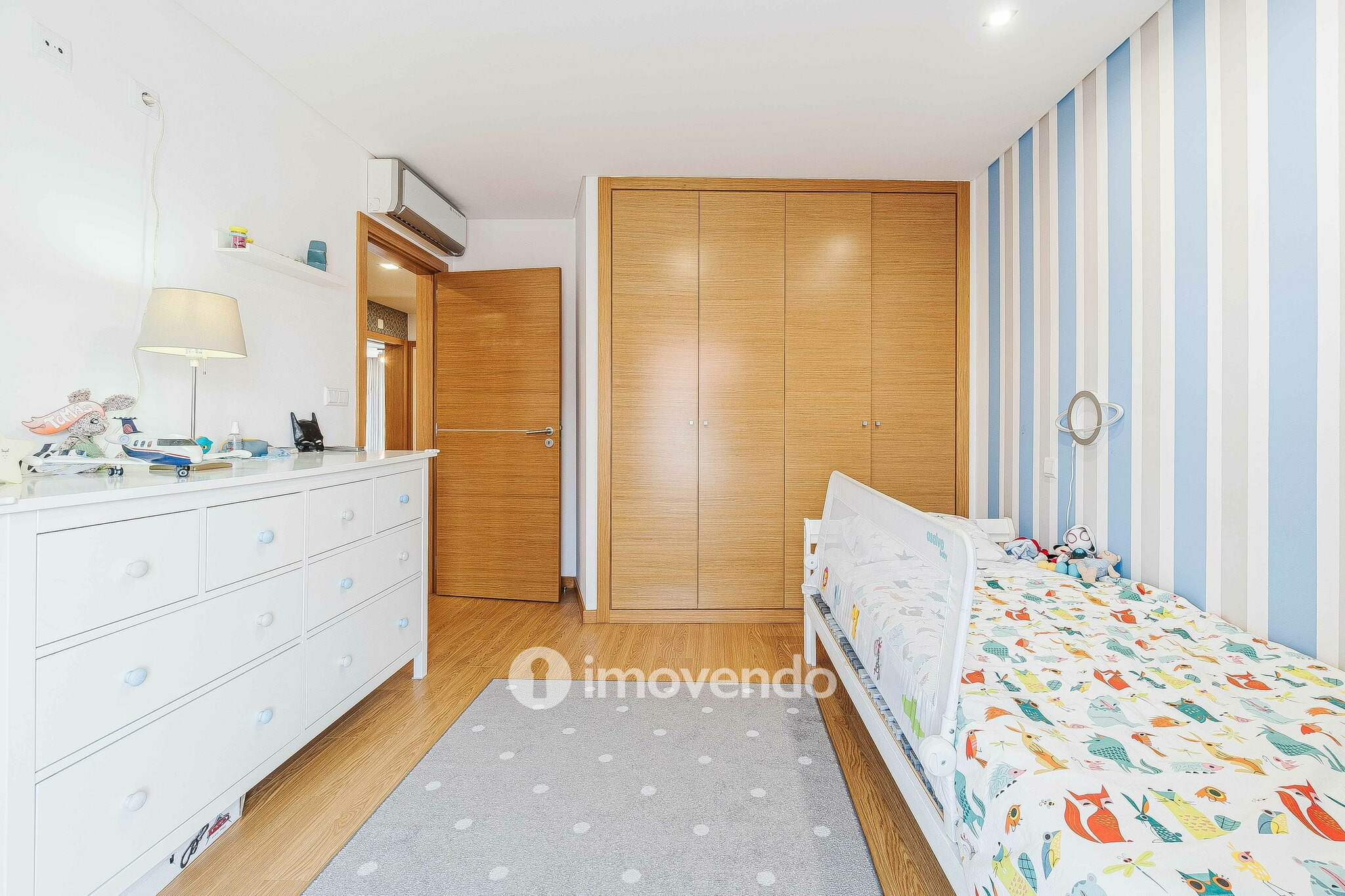 Apartamento T3 com garagem e cozinha equipada, em Alverca