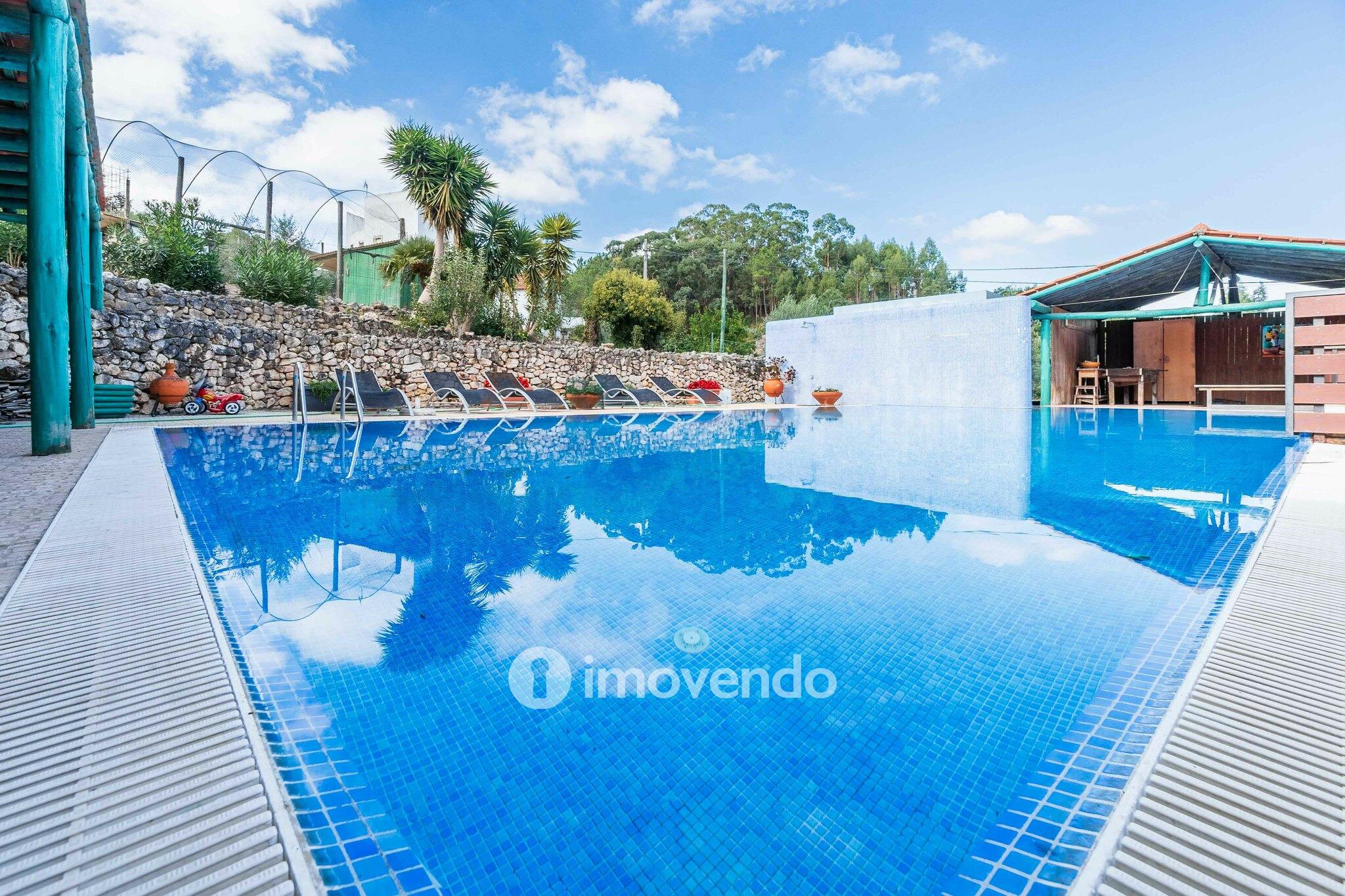 Quinta T3 isolada, com 14.500m² de terreno e piscina, em Loures
