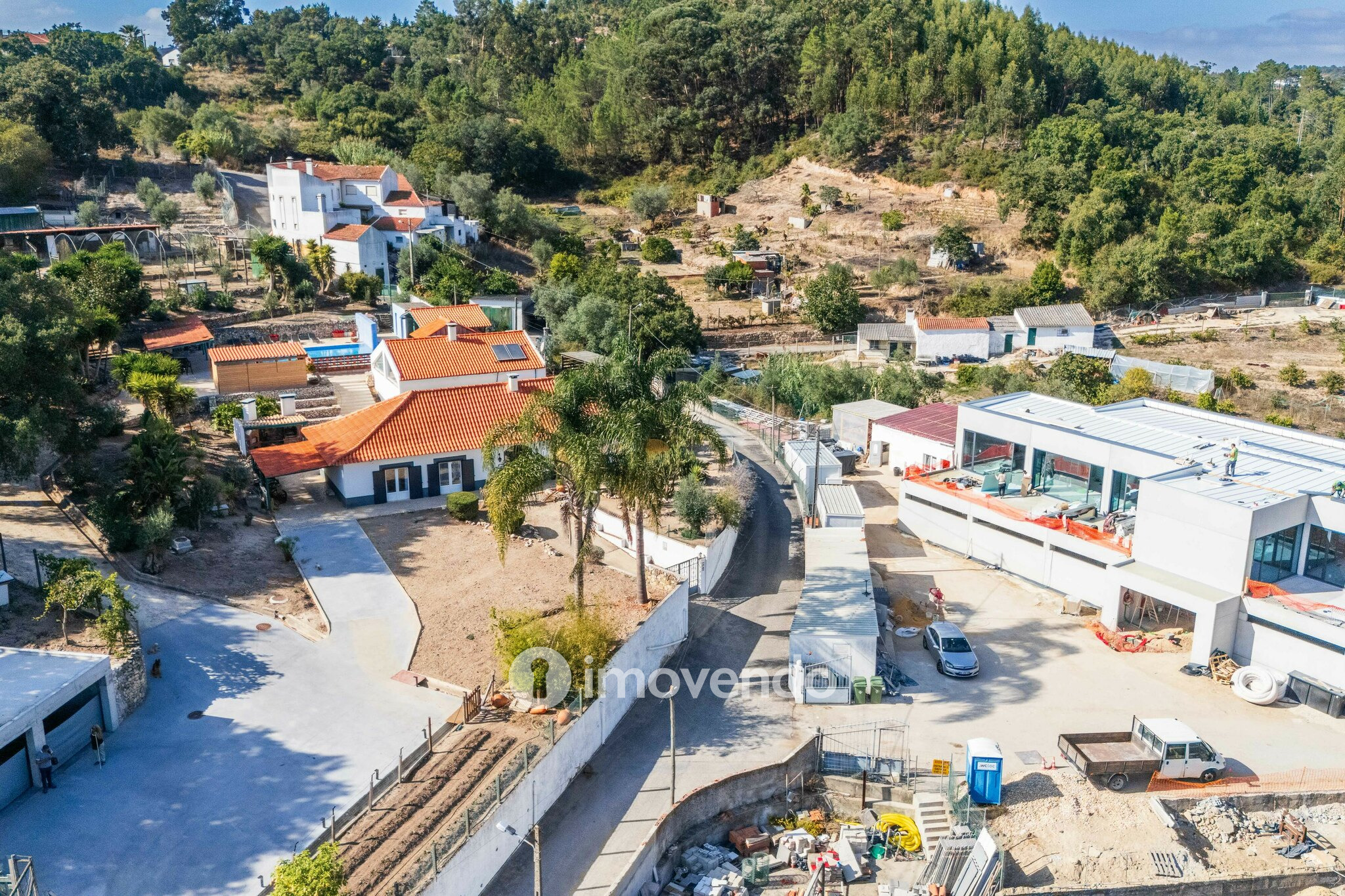 Quinta T3 isolada, com 14.500m² de terreno e piscina, em Loures