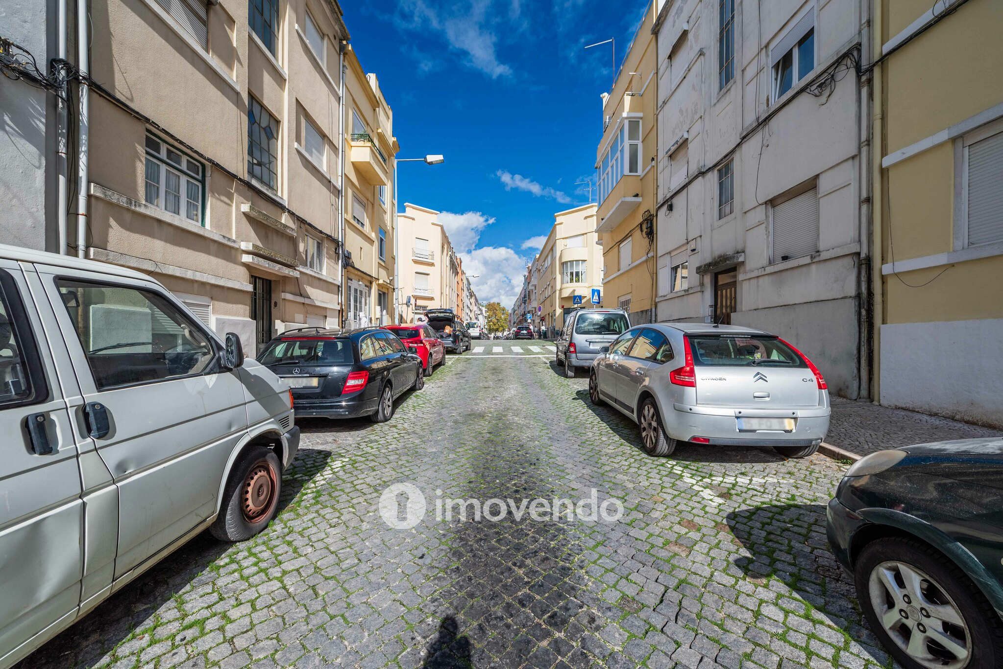 Apartamento T2 remodelado, com pátio e cozinha equipada, em Lisboa