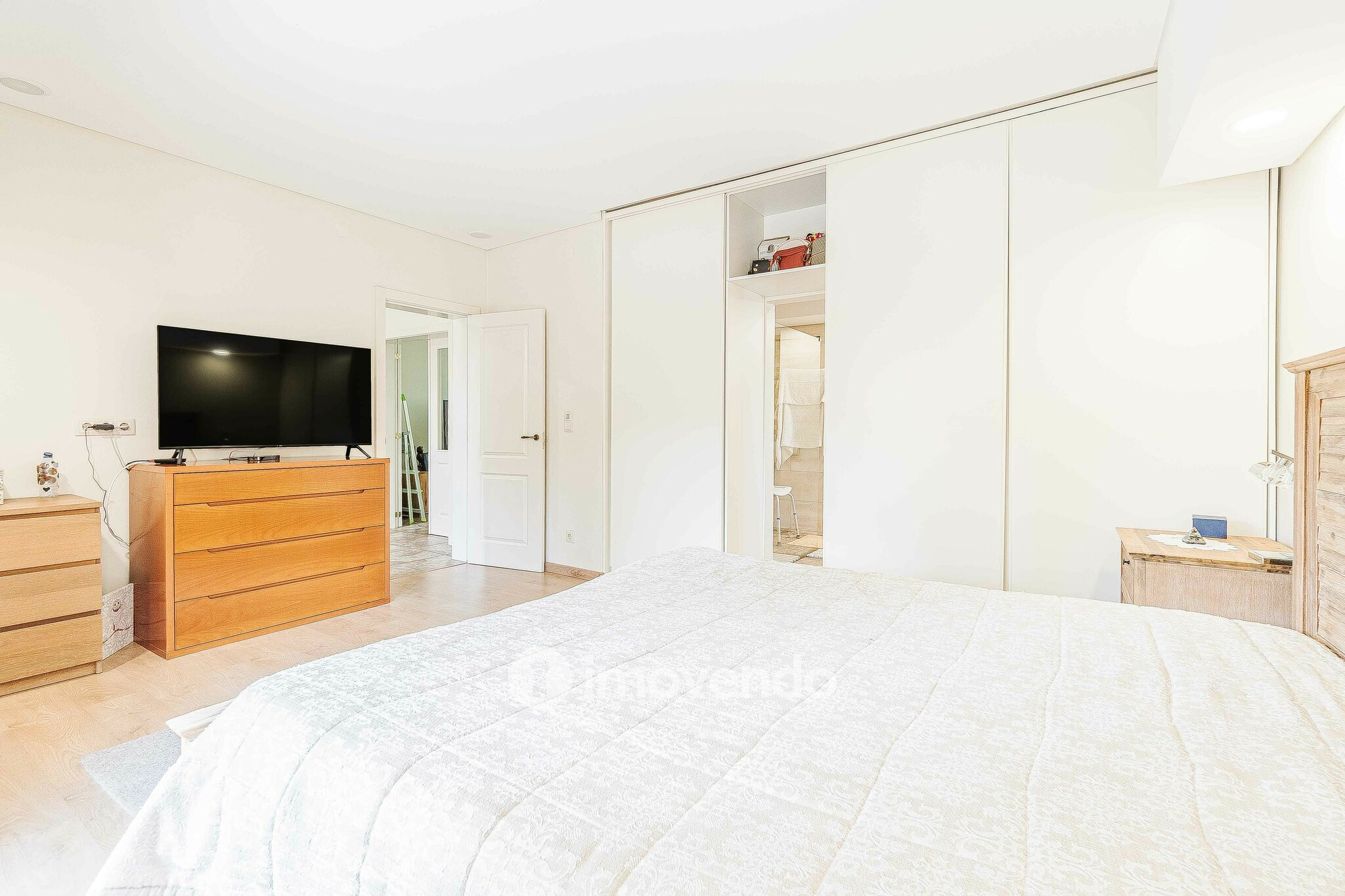 Quinta T3 isolada, com 14.500m² de terreno e piscina, em Loures