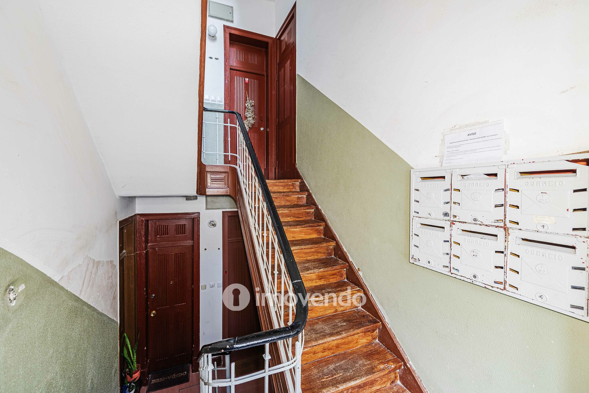 Apartamento T2 remodelado, com pátio e cozinha equipada, em Lisboa