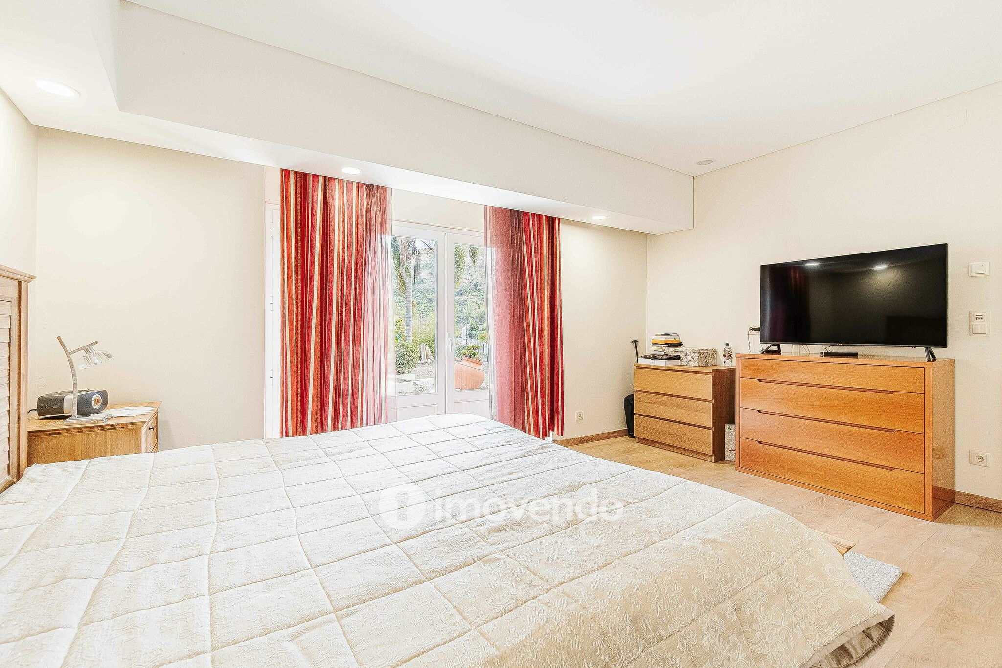 Quinta T3 isolada, com 14.500m² de terreno e piscina, em Loures