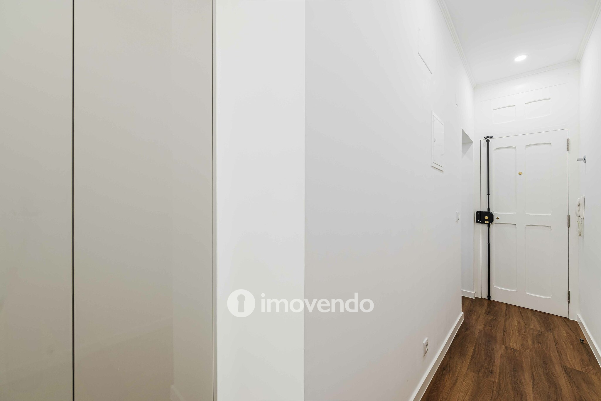 Apartamento T2 remodelado, com pátio e cozinha equipada, em Lisboa