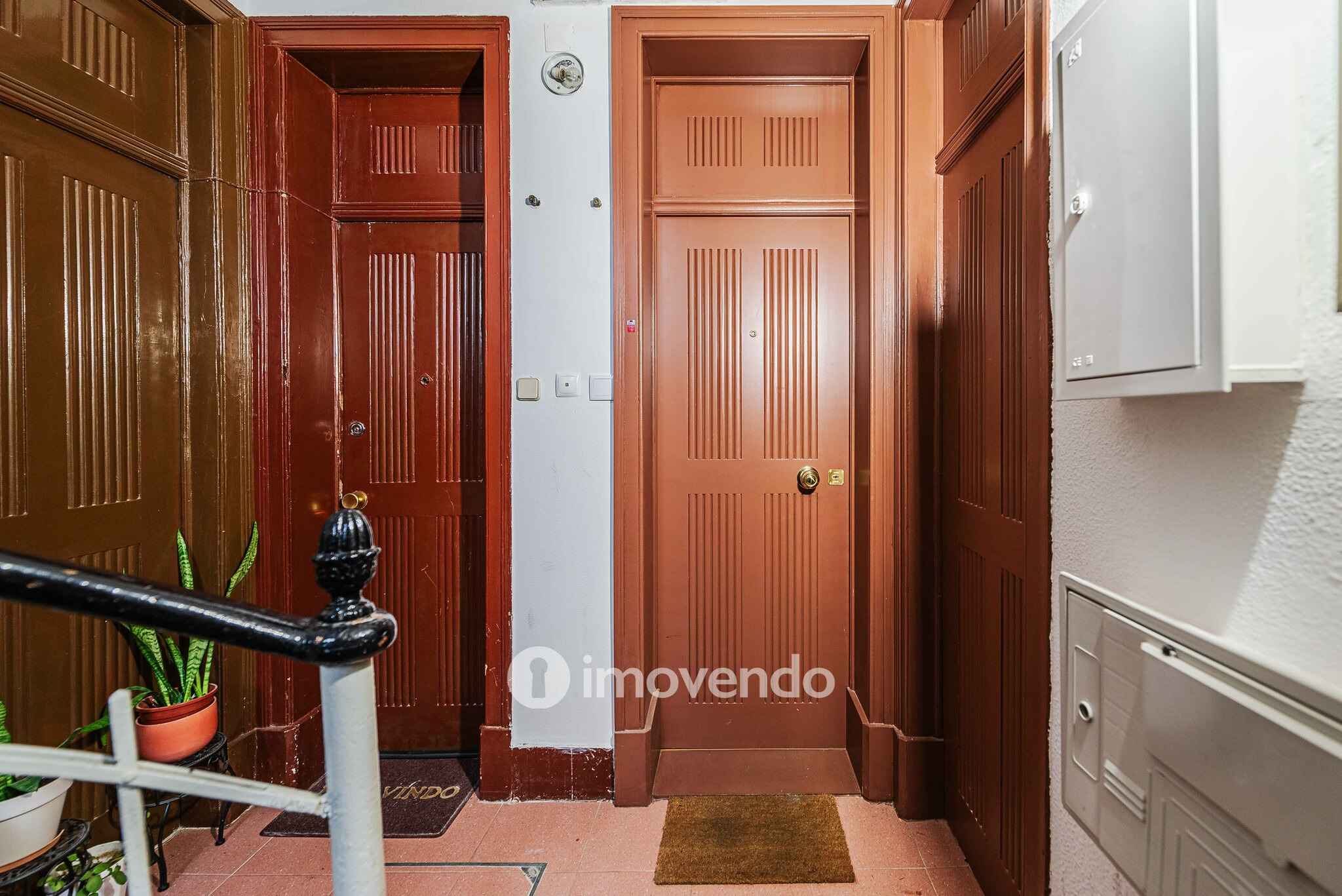 Apartamento T2 remodelado, com pátio e cozinha equipada, em Lisboa