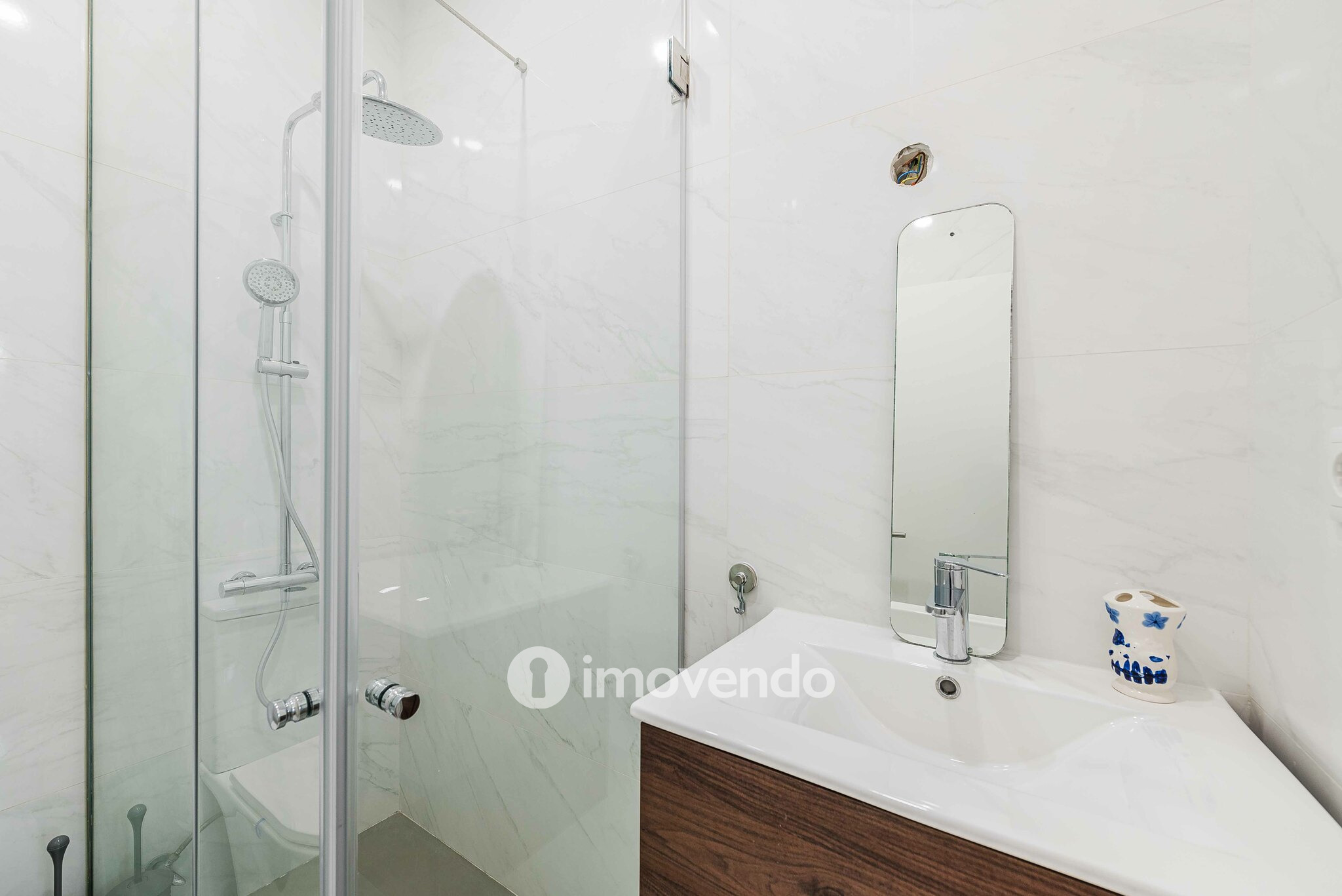 Apartamento T2 remodelado, com pátio e cozinha equipada, em Lisboa