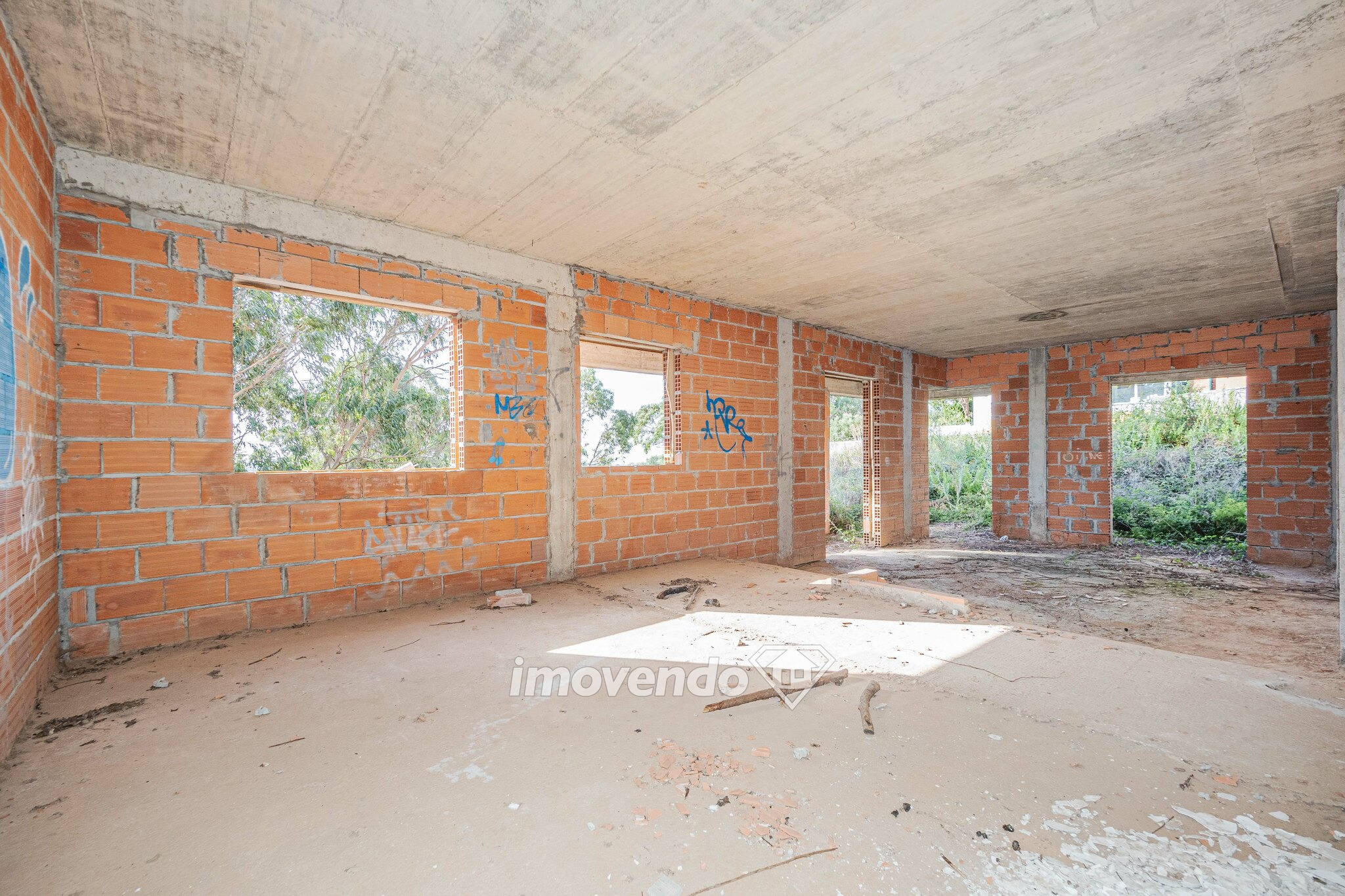 Terreno Urbano com 808m2, próximo do Tagus Park e Fábrica da Pólvora