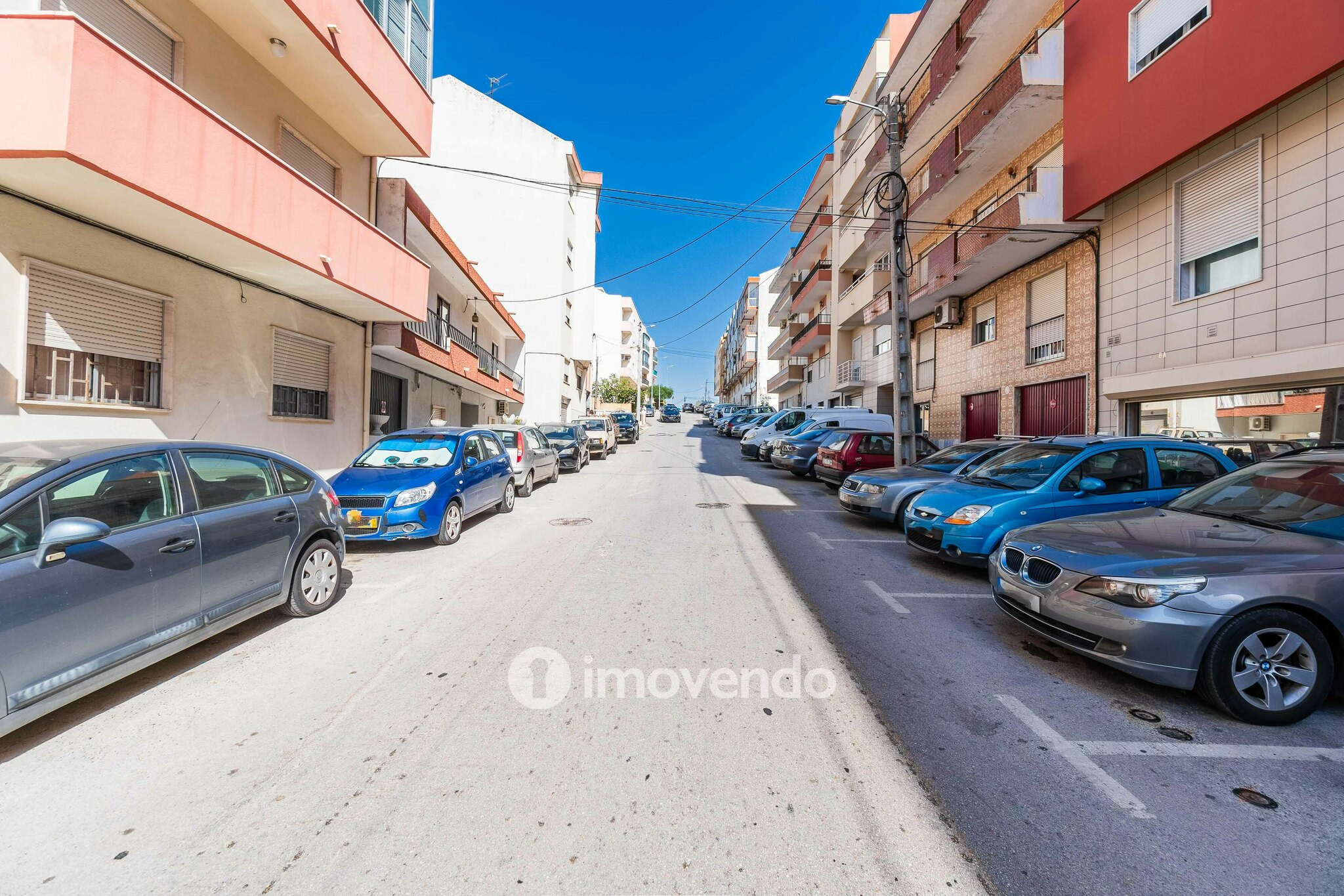 Apartamento T3 com garagem e cozinha equipada, em Alverca