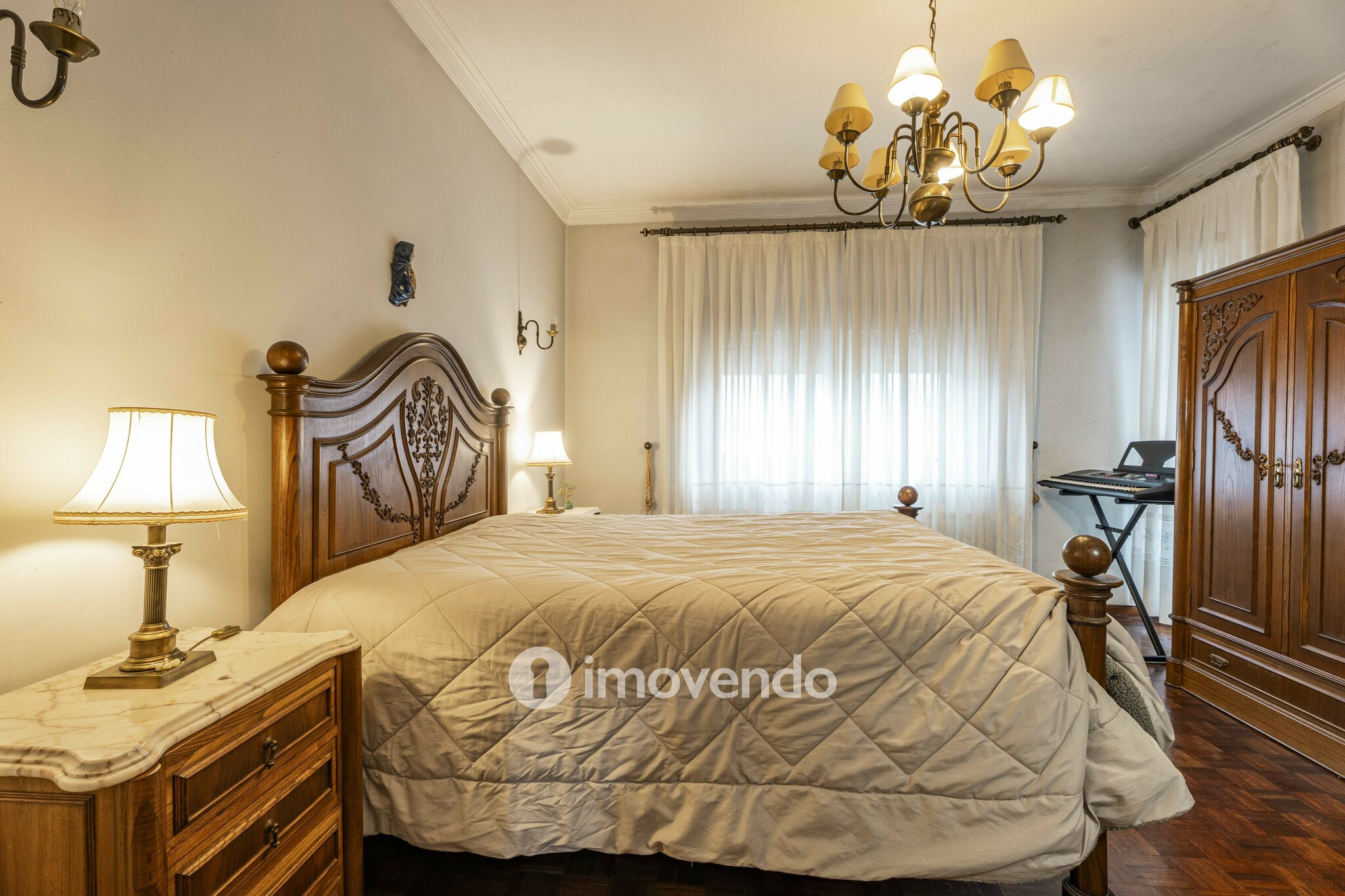 Moradia T4 com áreas amplas, garagem e jardim, na Maia