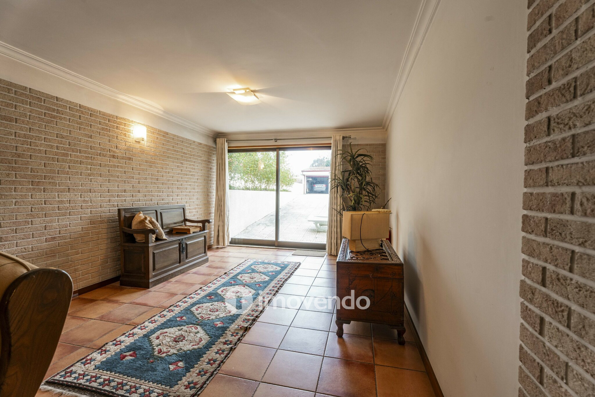 Moradia T4 com áreas amplas, garagem e jardim, na Maia