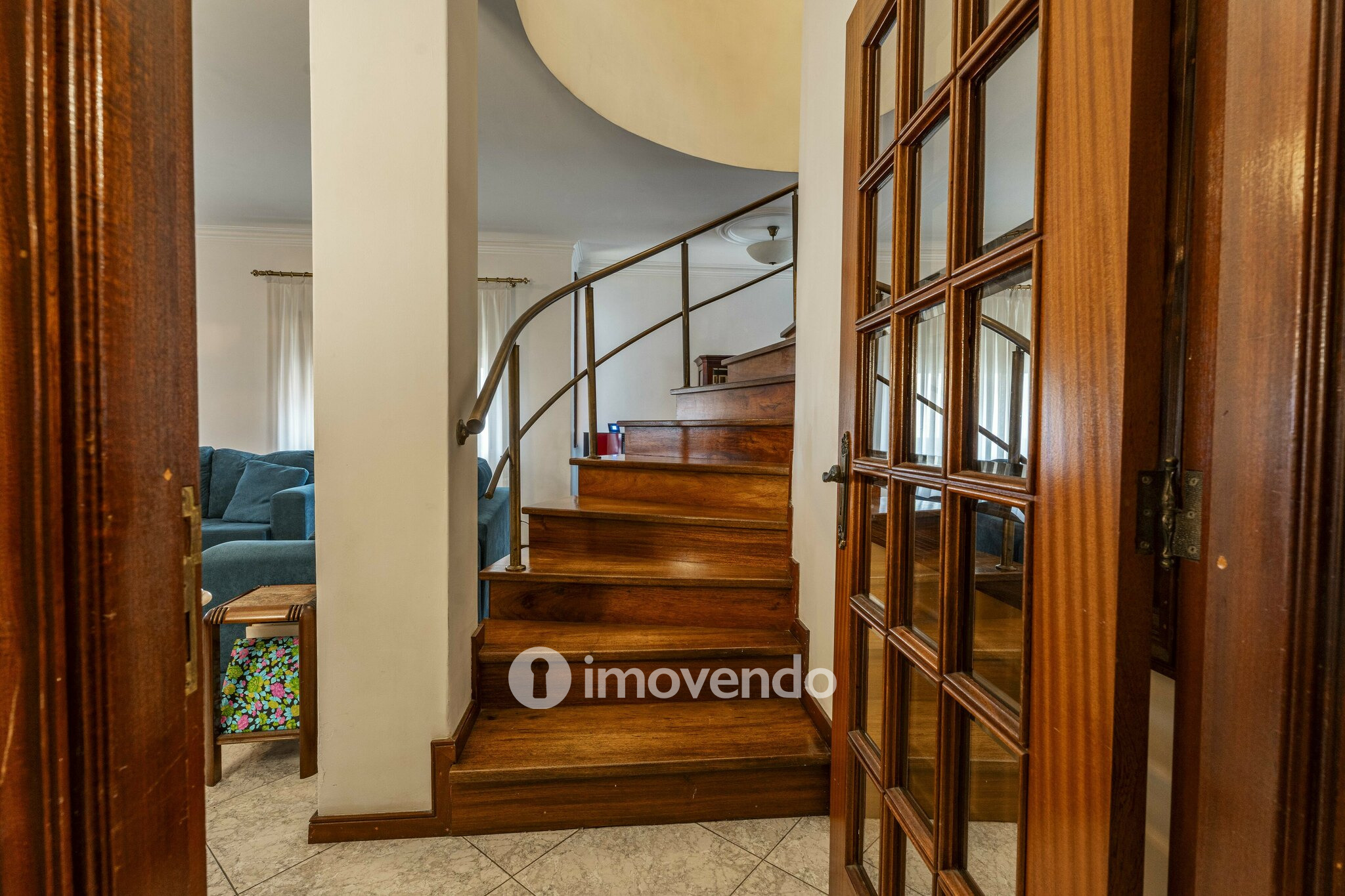 Moradia T4 com áreas amplas, garagem e jardim, na Maia