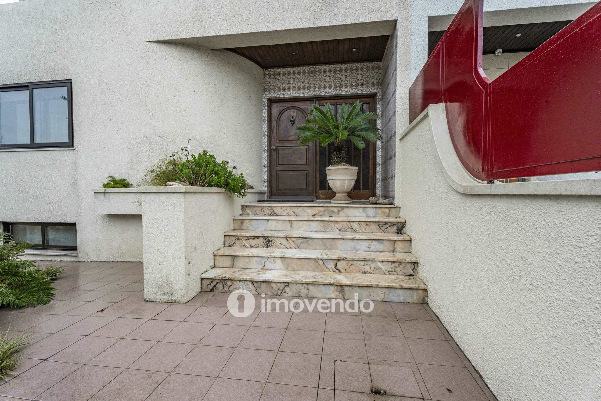 Moradia T4 com áreas amplas, garagem e jardim, na Maia