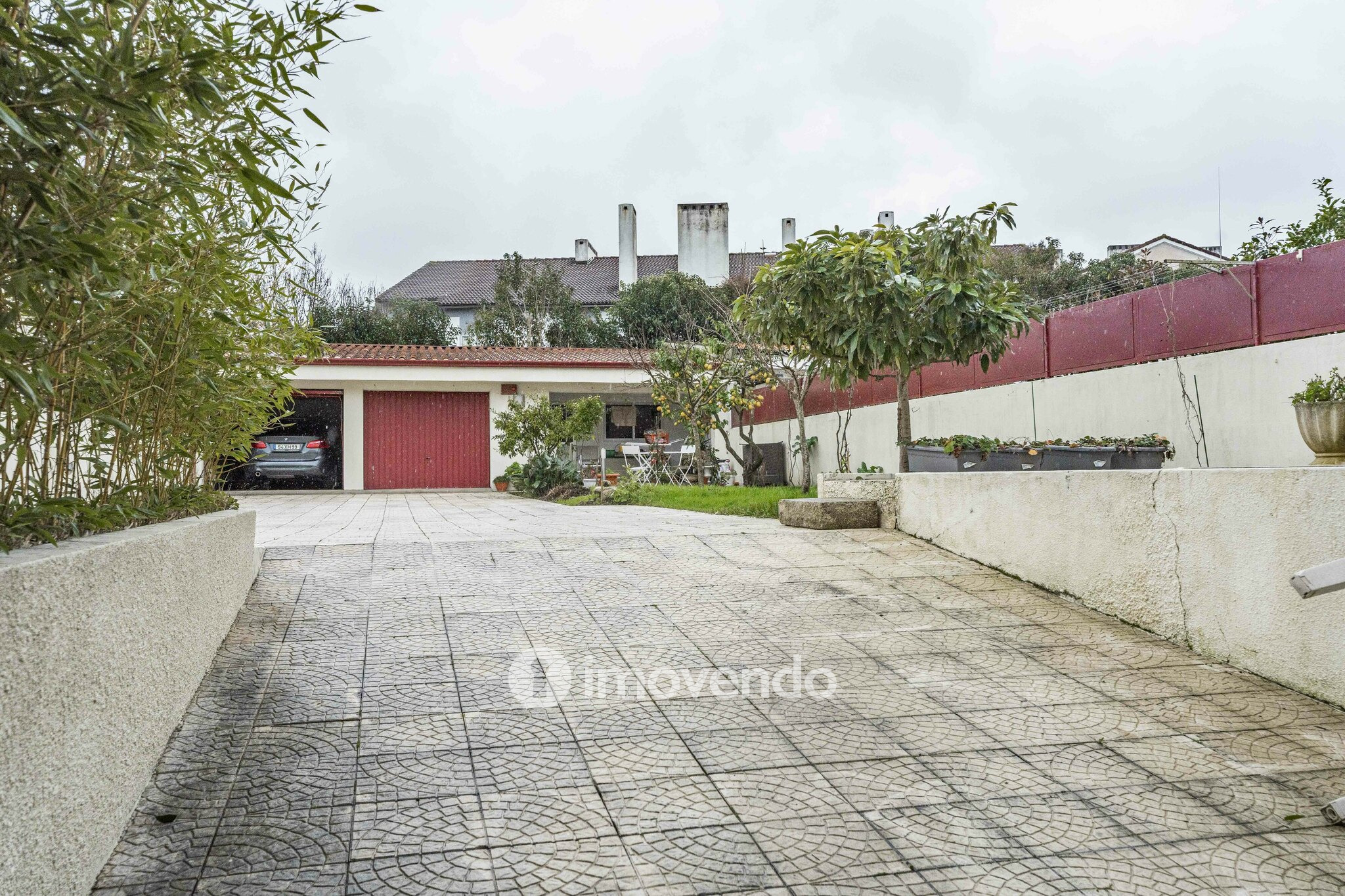 Moradia T4 com áreas amplas, garagem e jardim, na Maia