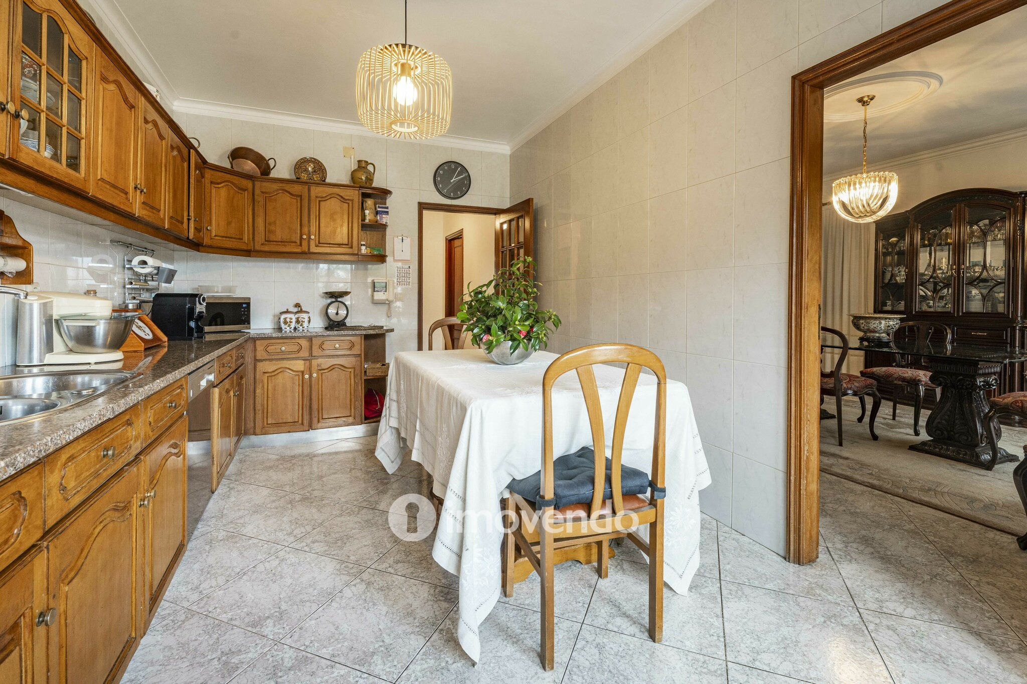 Moradia T4 com áreas amplas, garagem e jardim, na Maia