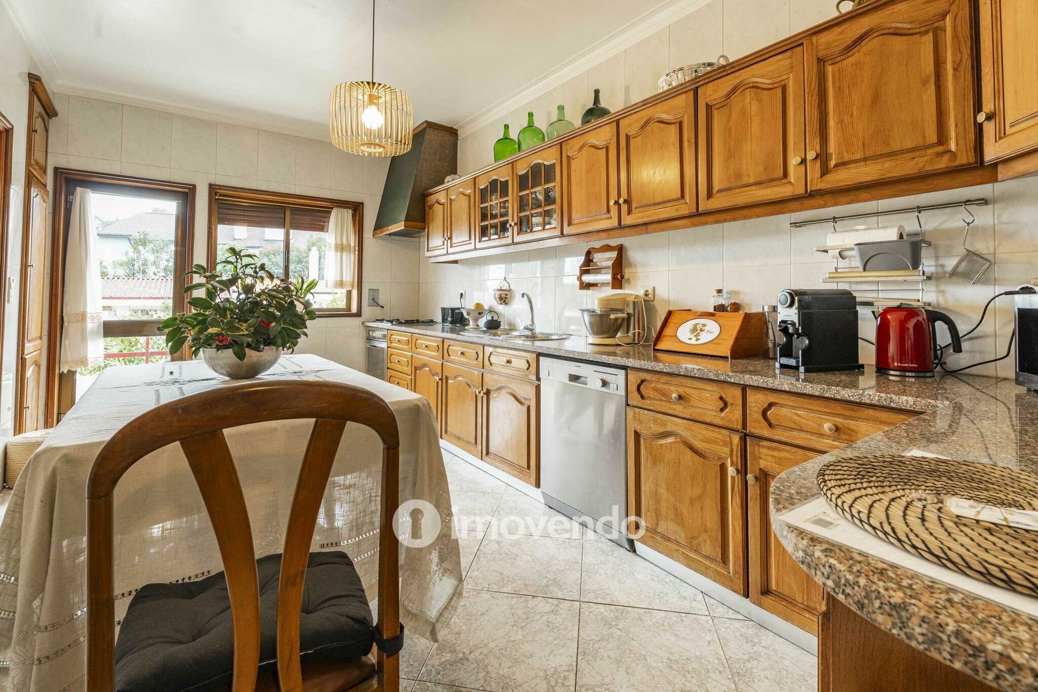 Moradia T4 com áreas amplas, garagem e jardim, na Maia