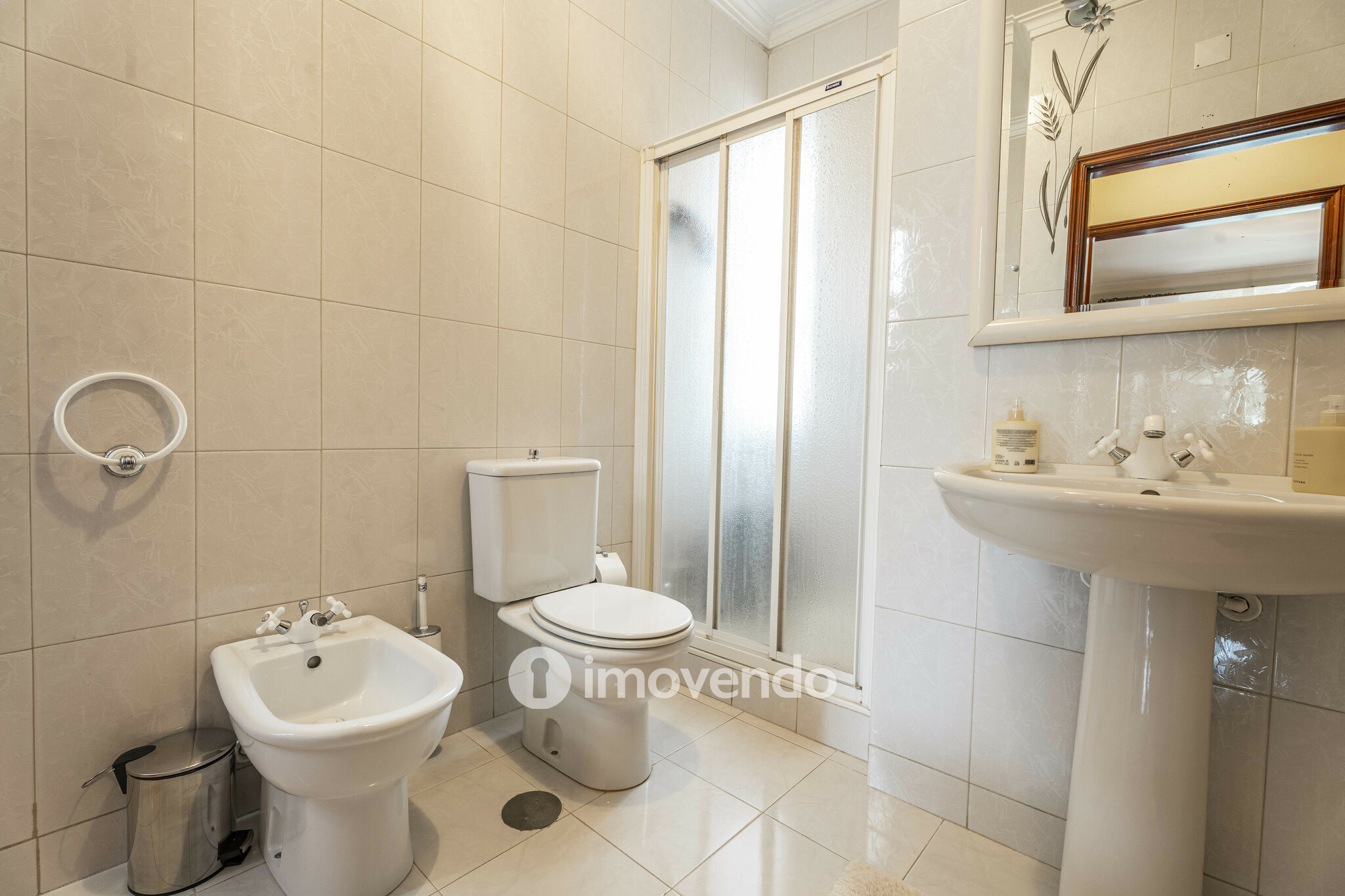 Moradia T4 com áreas amplas, garagem e jardim, na Maia