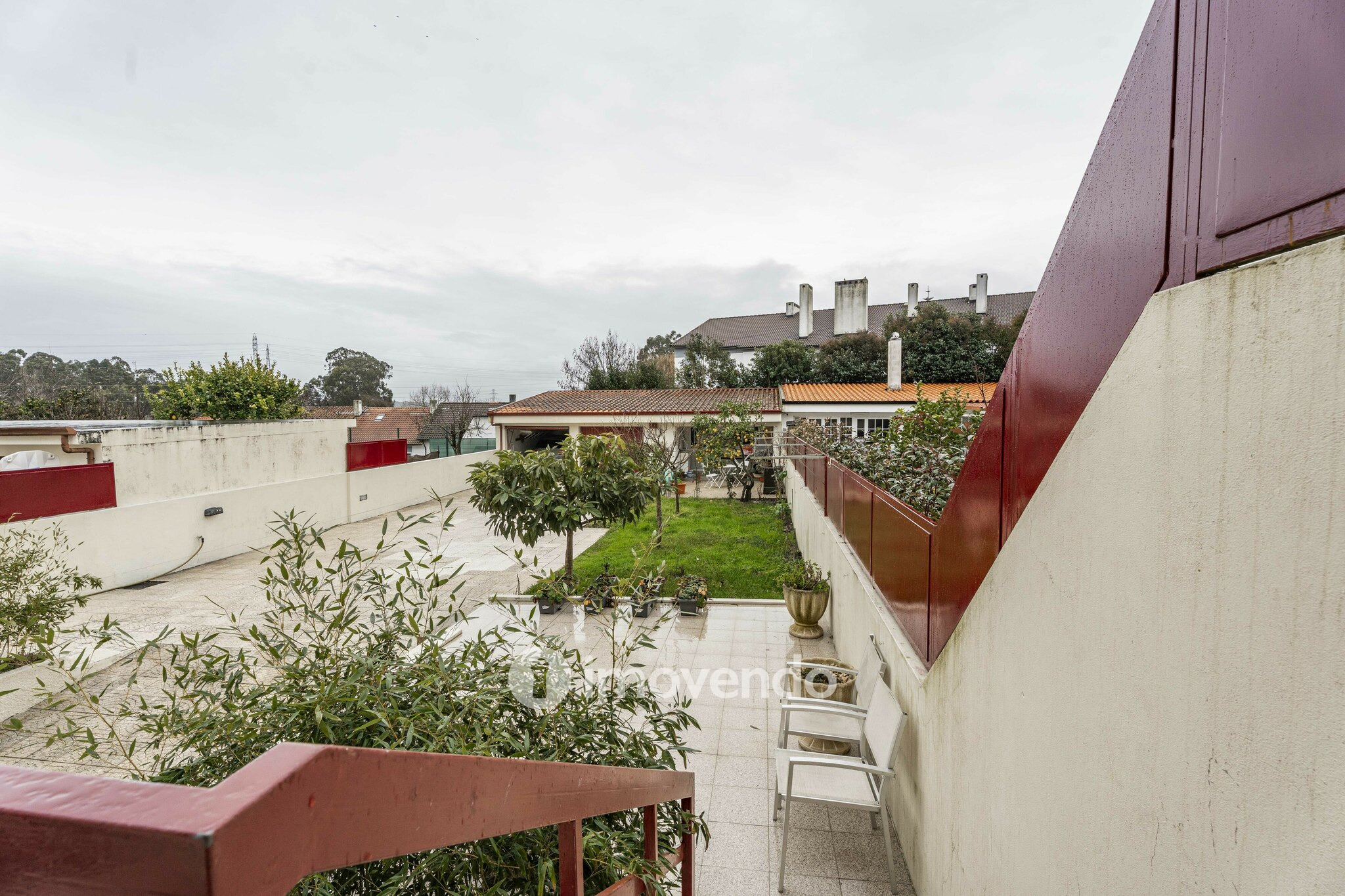 Moradia T4 com áreas amplas, garagem e jardim, na Maia