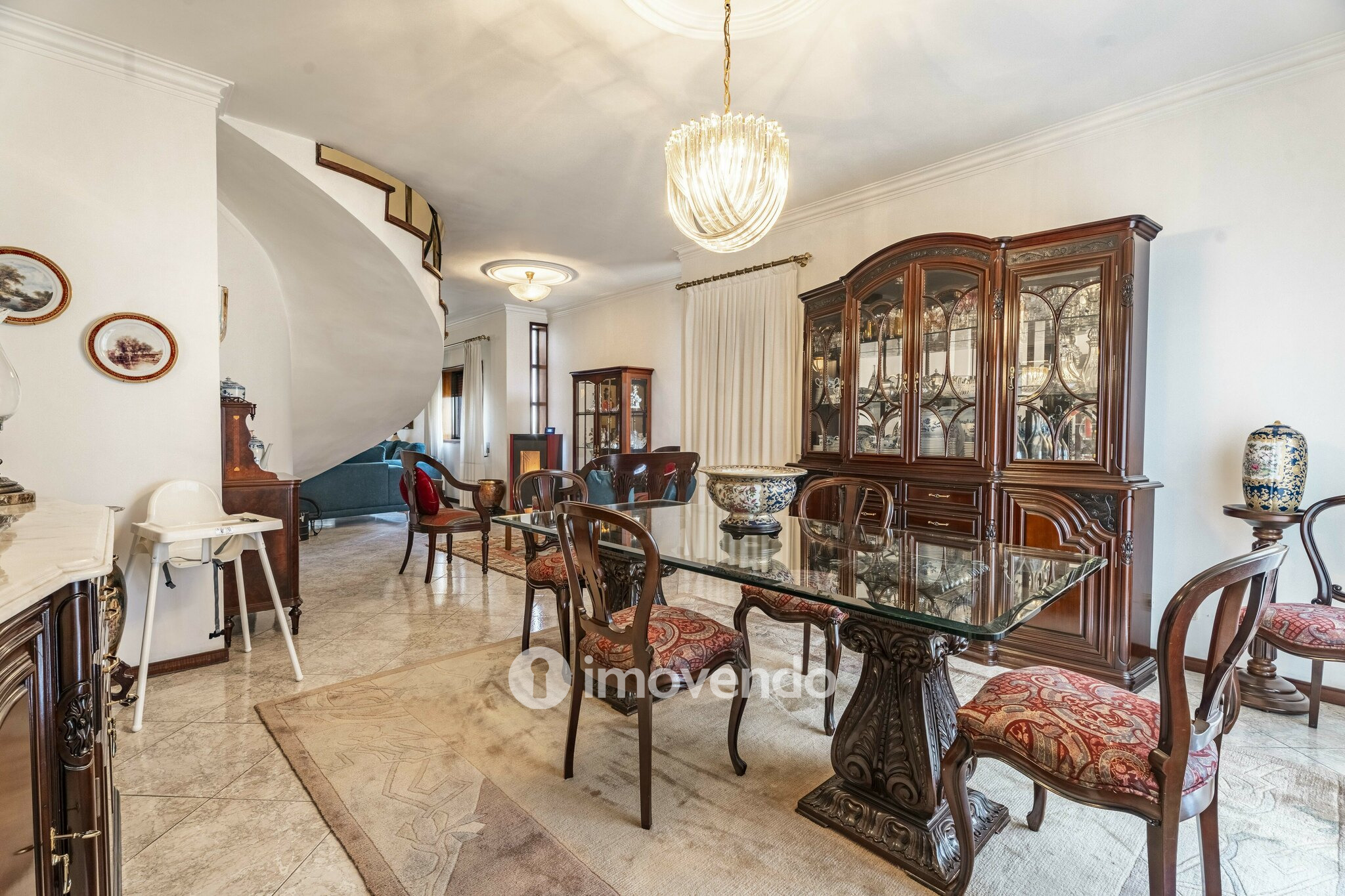 Moradia T4 com áreas amplas, garagem e jardim, na Maia