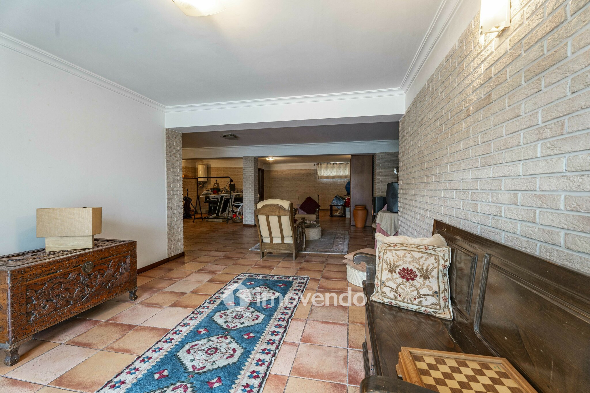 Moradia T4 com áreas amplas, garagem e jardim, na Maia