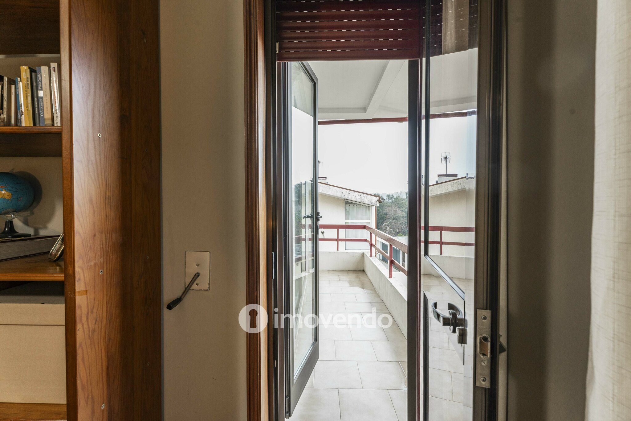 Moradia T4 com áreas amplas, garagem e jardim, na Maia