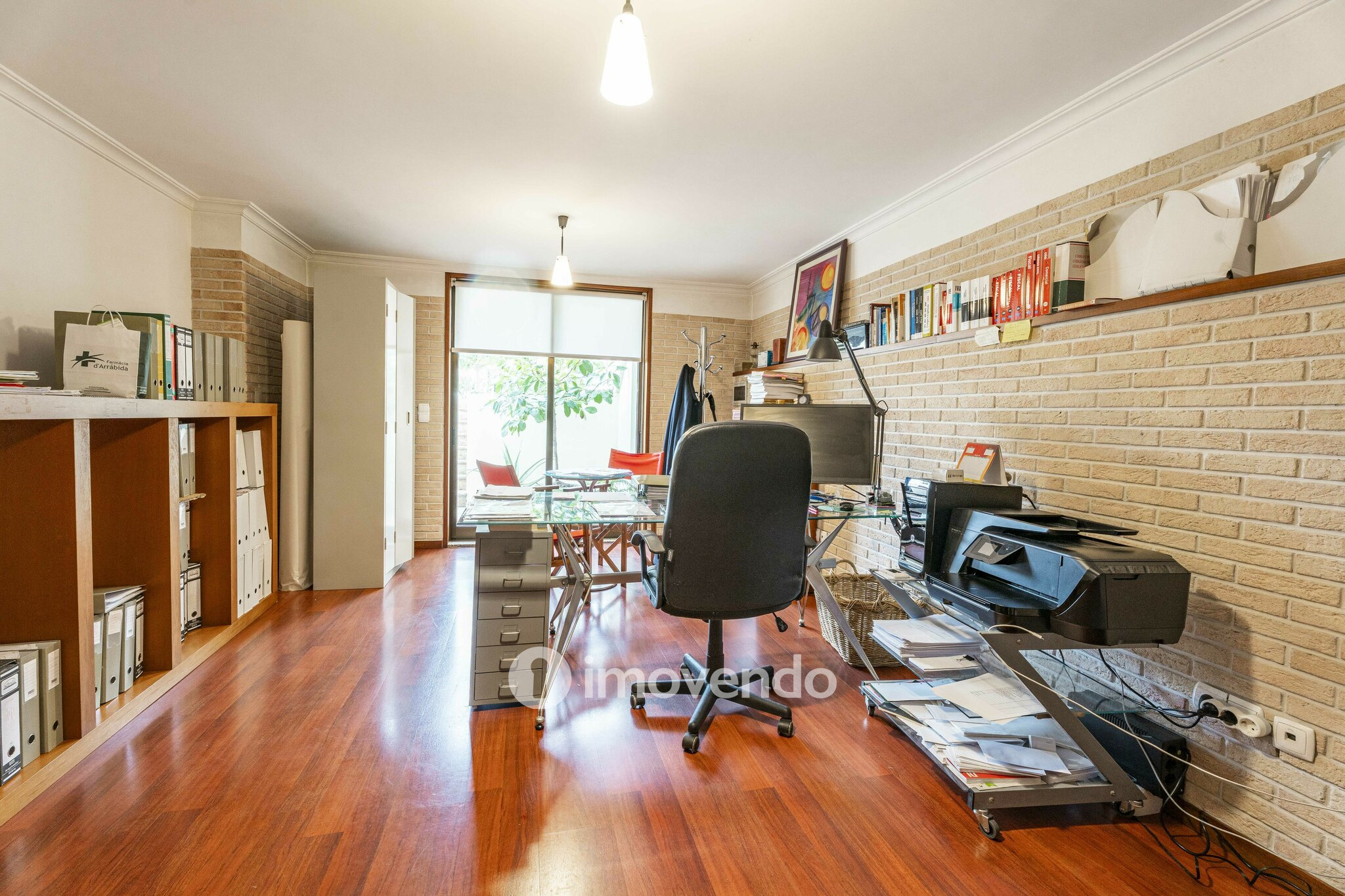 Moradia T4 com áreas amplas, garagem e jardim, na Maia