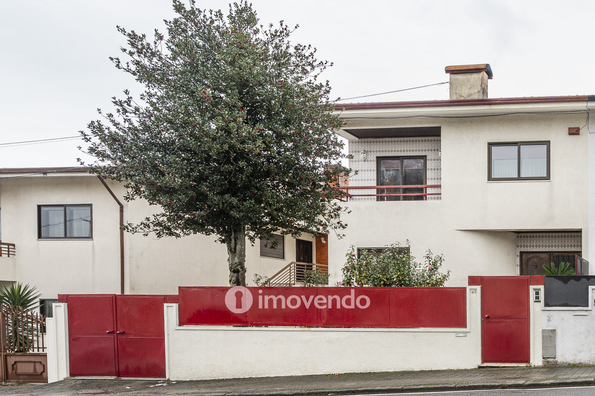 Moradia T4 com áreas amplas, garagem e jardim, na Maia