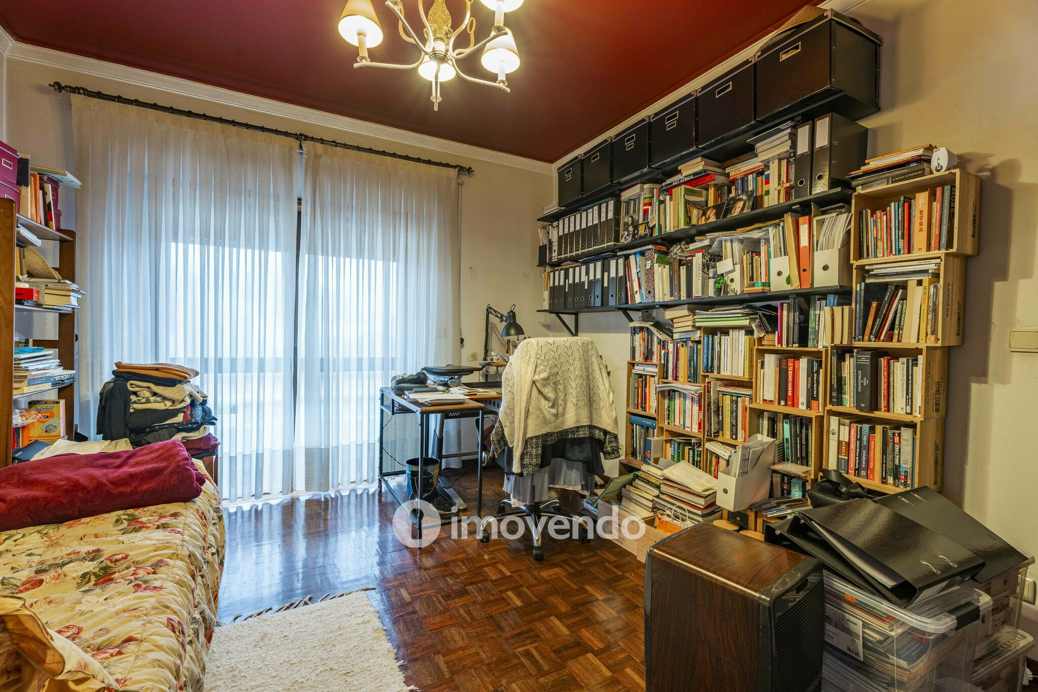 Moradia T4 com áreas amplas, garagem e jardim, na Maia