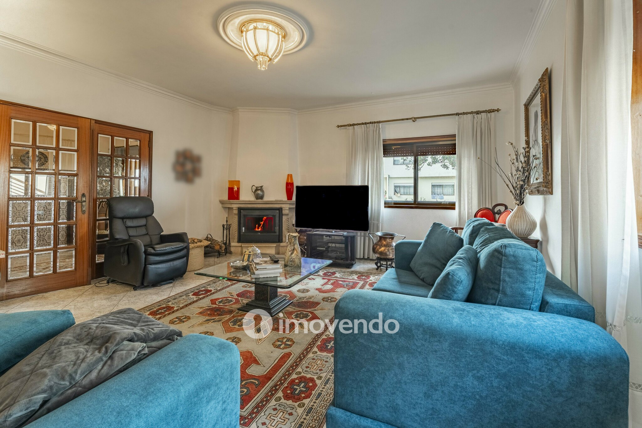 Moradia T4 com áreas amplas, garagem e jardim, na Maia