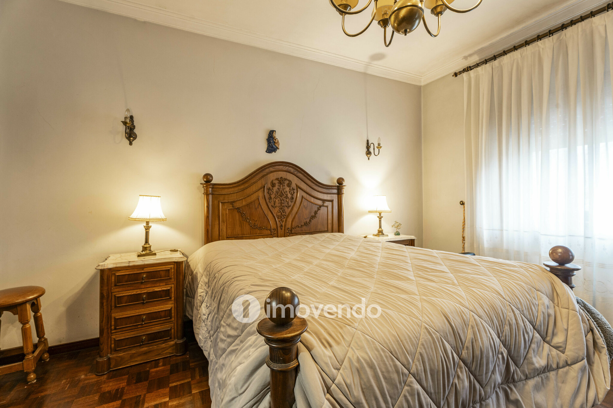 Moradia T4 com áreas amplas, garagem e jardim, na Maia