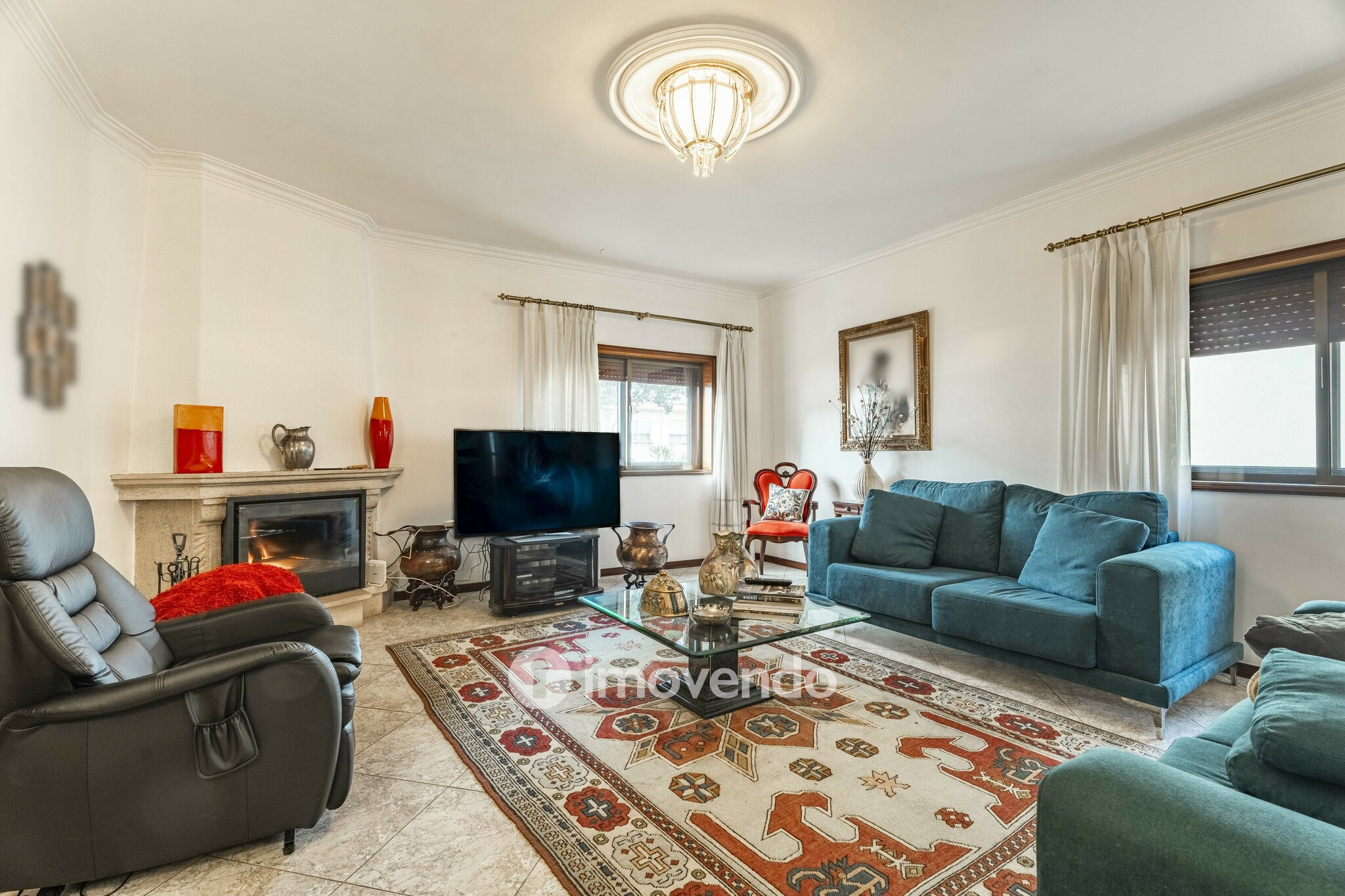 Moradia T4 com áreas amplas, garagem e jardim, na Maia