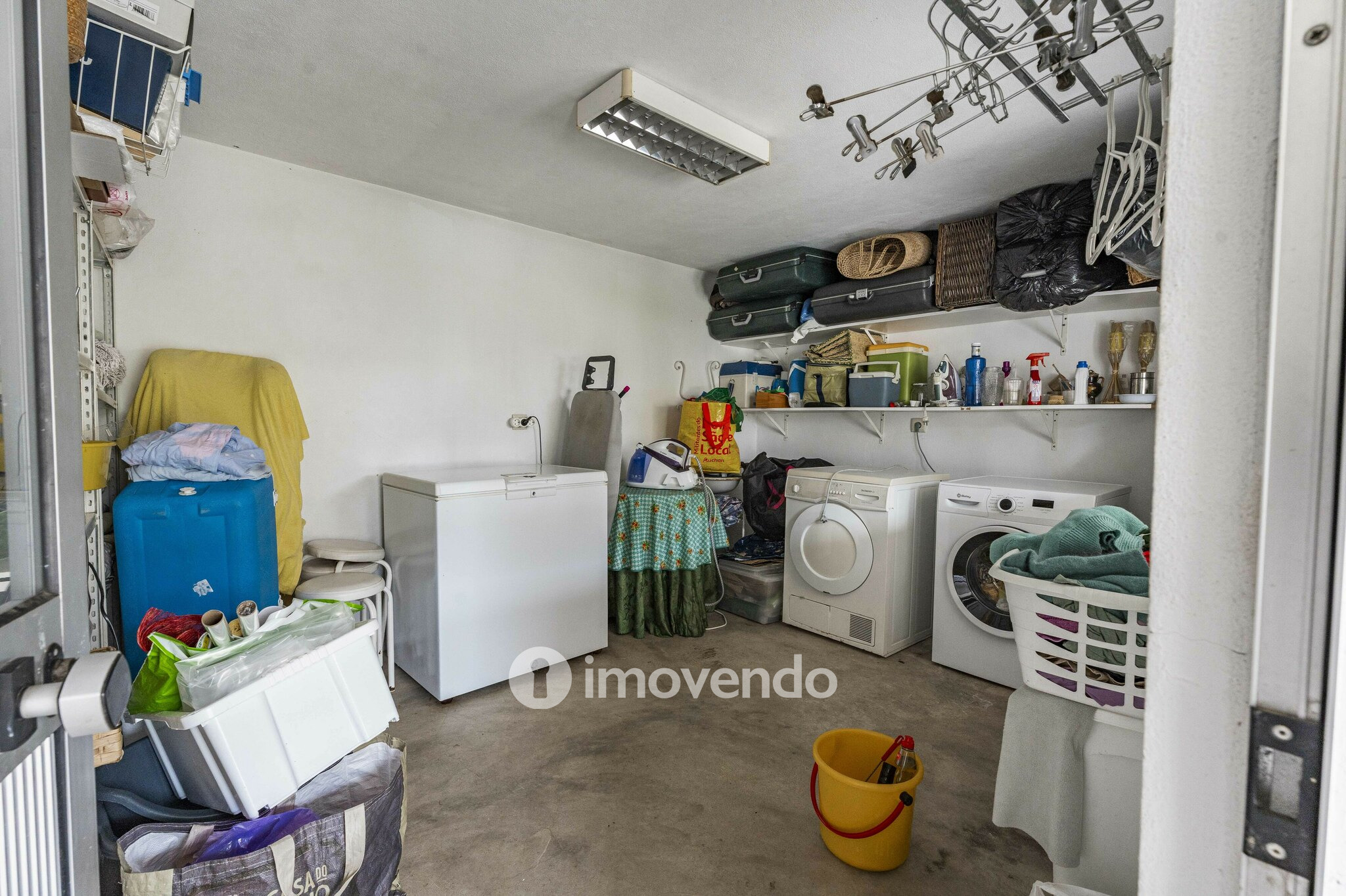 Moradia T4 com áreas amplas, garagem e jardim, na Maia