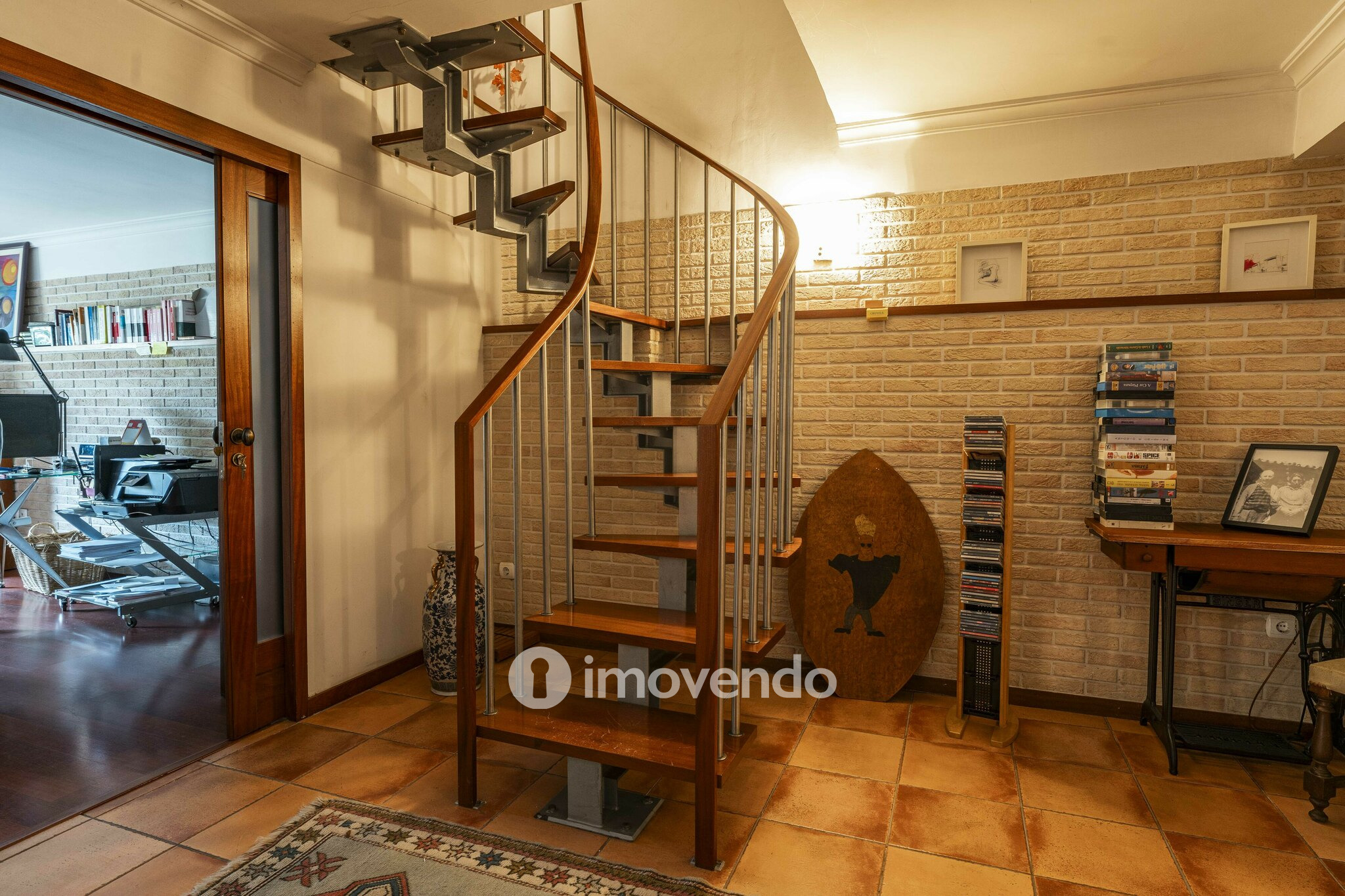 Moradia T4 com áreas amplas, garagem e jardim, na Maia