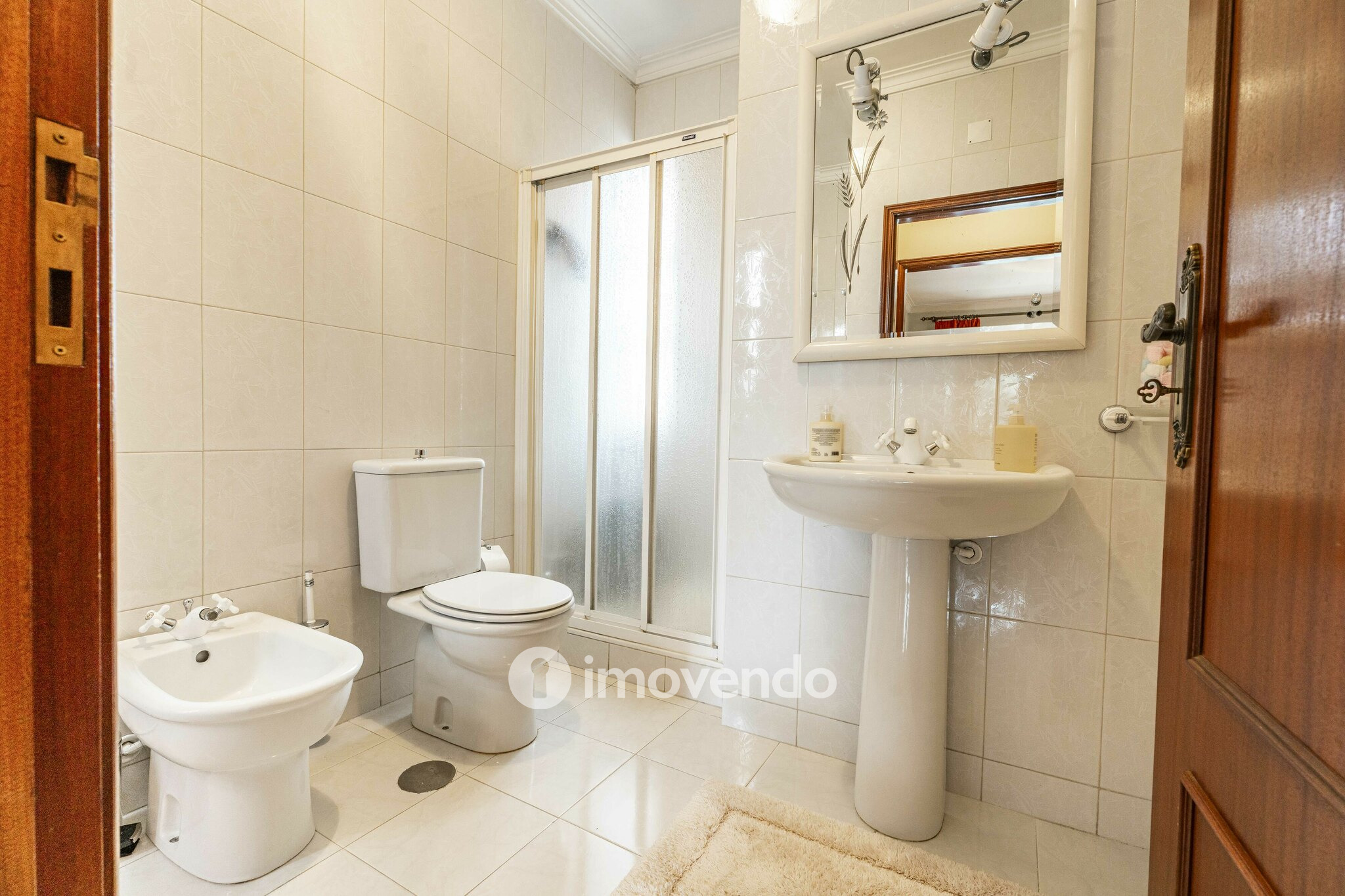 Moradia T4 com áreas amplas, garagem e jardim, na Maia