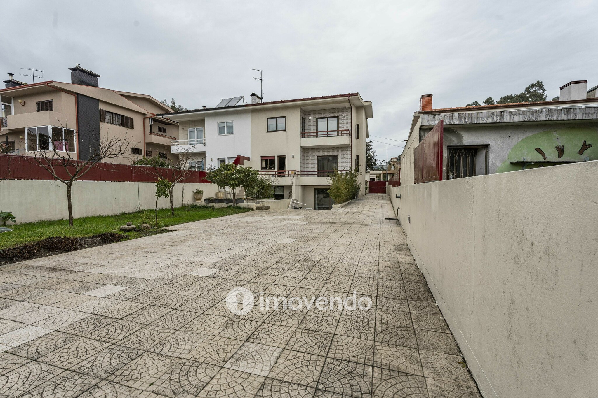 Moradia T4 com áreas amplas, garagem e jardim, na Maia