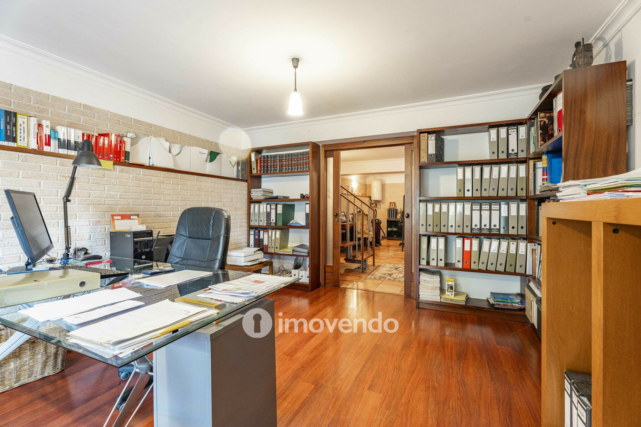 Moradia T4 com áreas amplas, garagem e jardim, na Maia