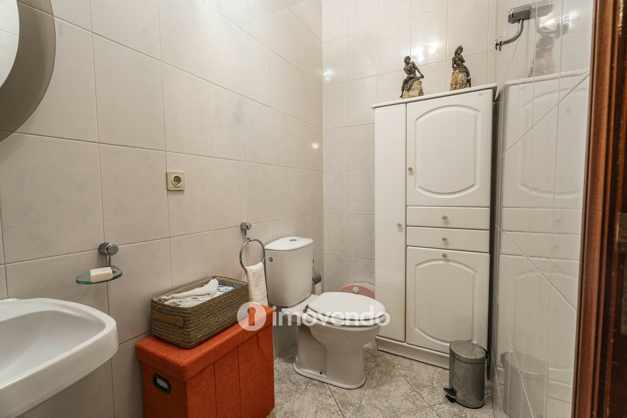 Moradia T4 com áreas amplas, garagem e jardim, na Maia