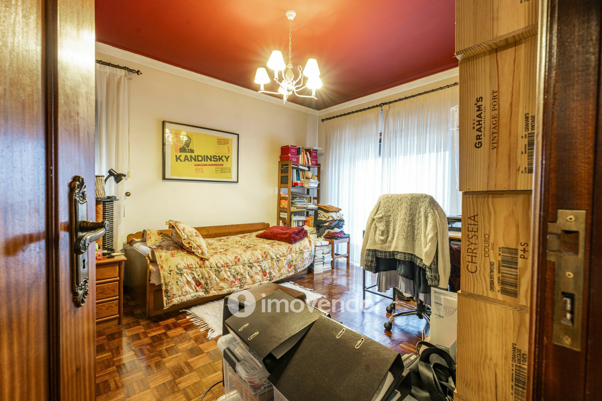 Moradia T4 com áreas amplas, garagem e jardim, na Maia