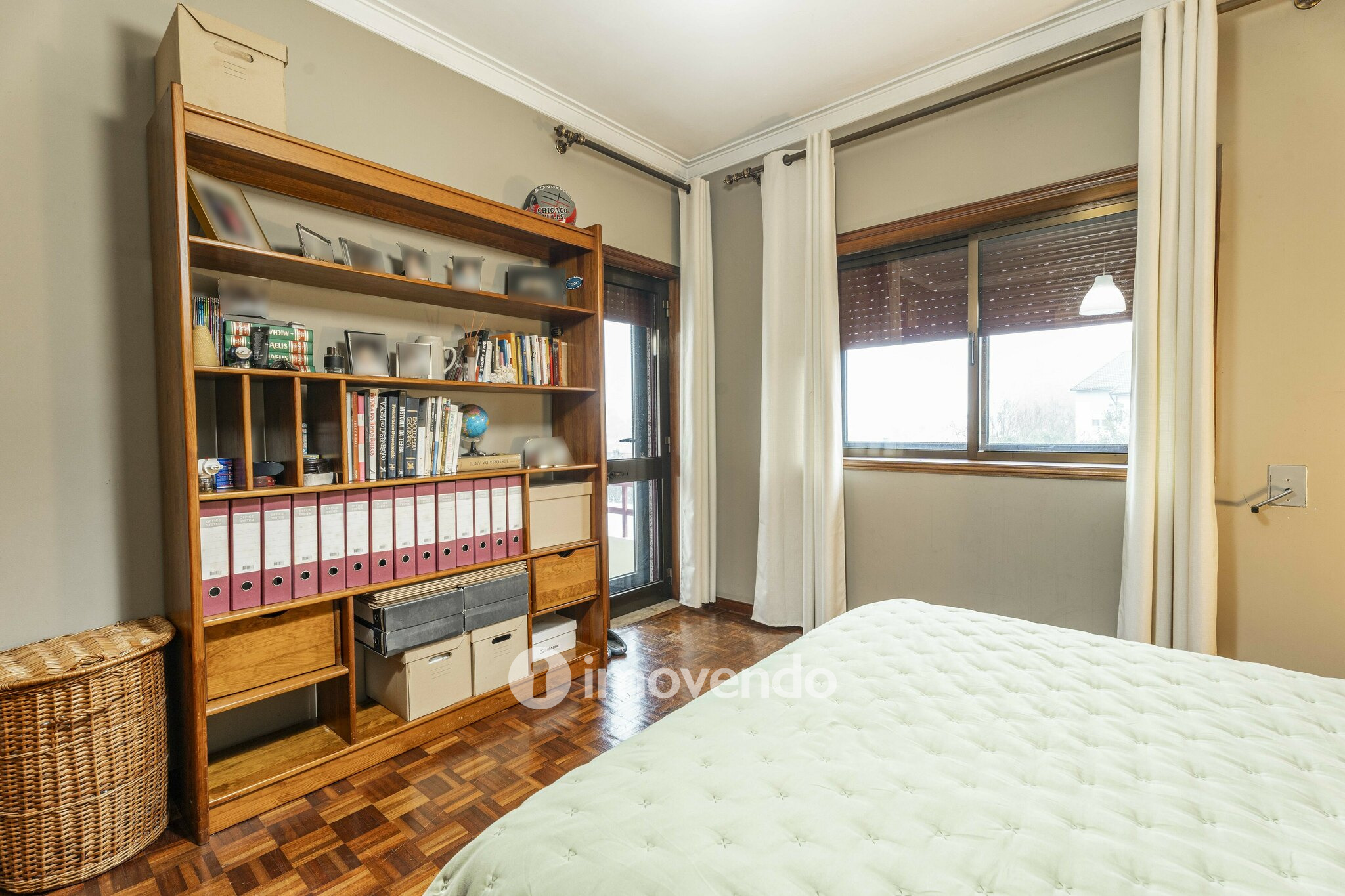 Moradia T4 com áreas amplas, garagem e jardim, na Maia